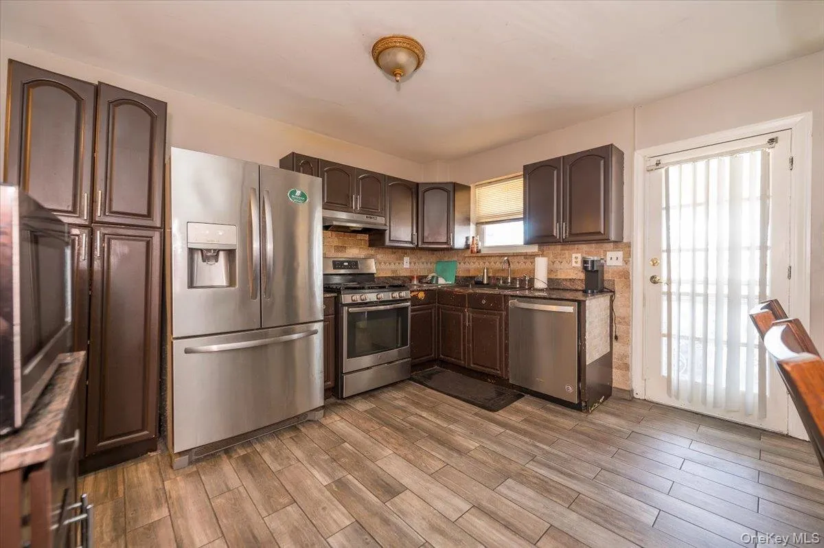 2515 Eastchester Road, New York, NY, 4 Bedrooms Bedrooms, 6 Rooms Rooms,2 BathroomsBathrooms,Residential,For Rent,Eastchester,0,976172 2515 Eastchester Road, New York, NY, 4 Bedrooms Bedrooms, 6 Rooms Rooms,2 BathroomsBathrooms,Residential,For Rent,Eastchester,0,976172