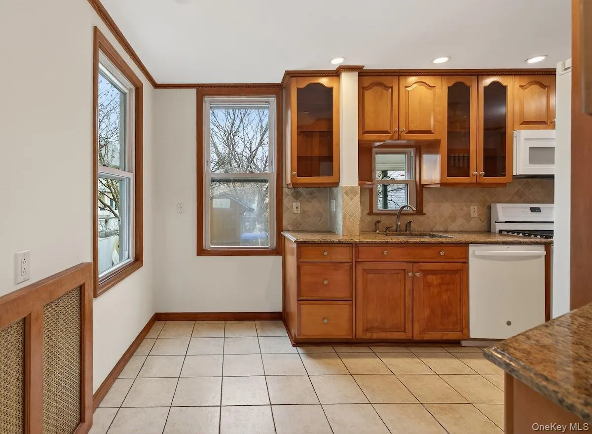 Eat-in kitchen Eat-in kitchen