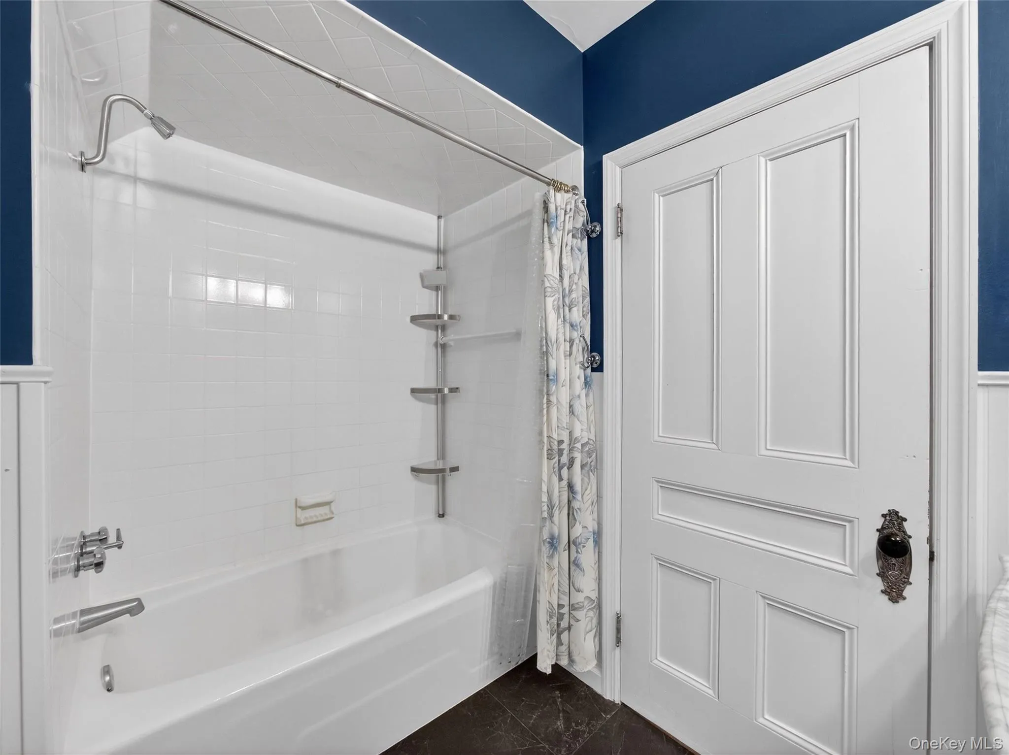 Bathroom with shower / bathtub combination with curtain Bathroom with shower / bathtub combination with curtain