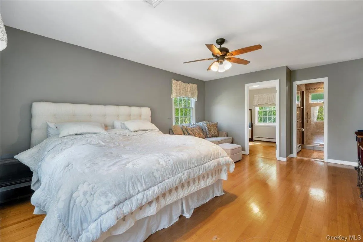 Primary en suite with 2 walk in closets Primary en suite with 2 walk in closets