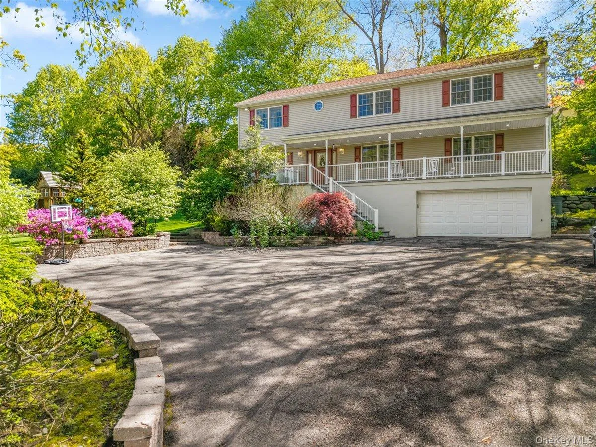 drive way can accommodate 8 cars! drive way can accommodate 8 cars!