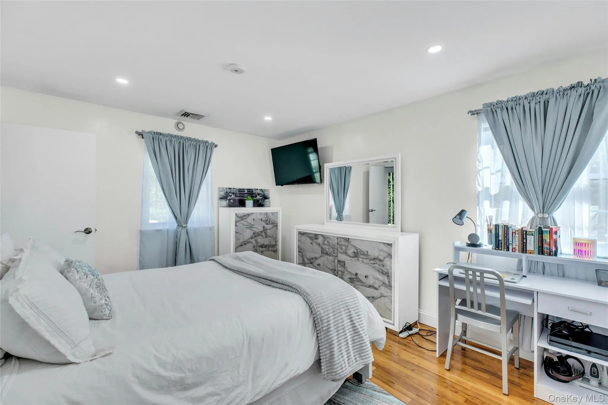 35 Grant Boulevard, Southampton, NY, 4 Bedrooms Bedrooms, 6 Rooms Rooms,3 BathroomsBathrooms,Residential Lease,For Rent,Grant,0,976419 35 Grant Boulevard, Southampton, NY, 4 Bedrooms Bedrooms, 6 Rooms Rooms,3 BathroomsBathrooms,Residential Lease,For Rent,Grant,0,976419