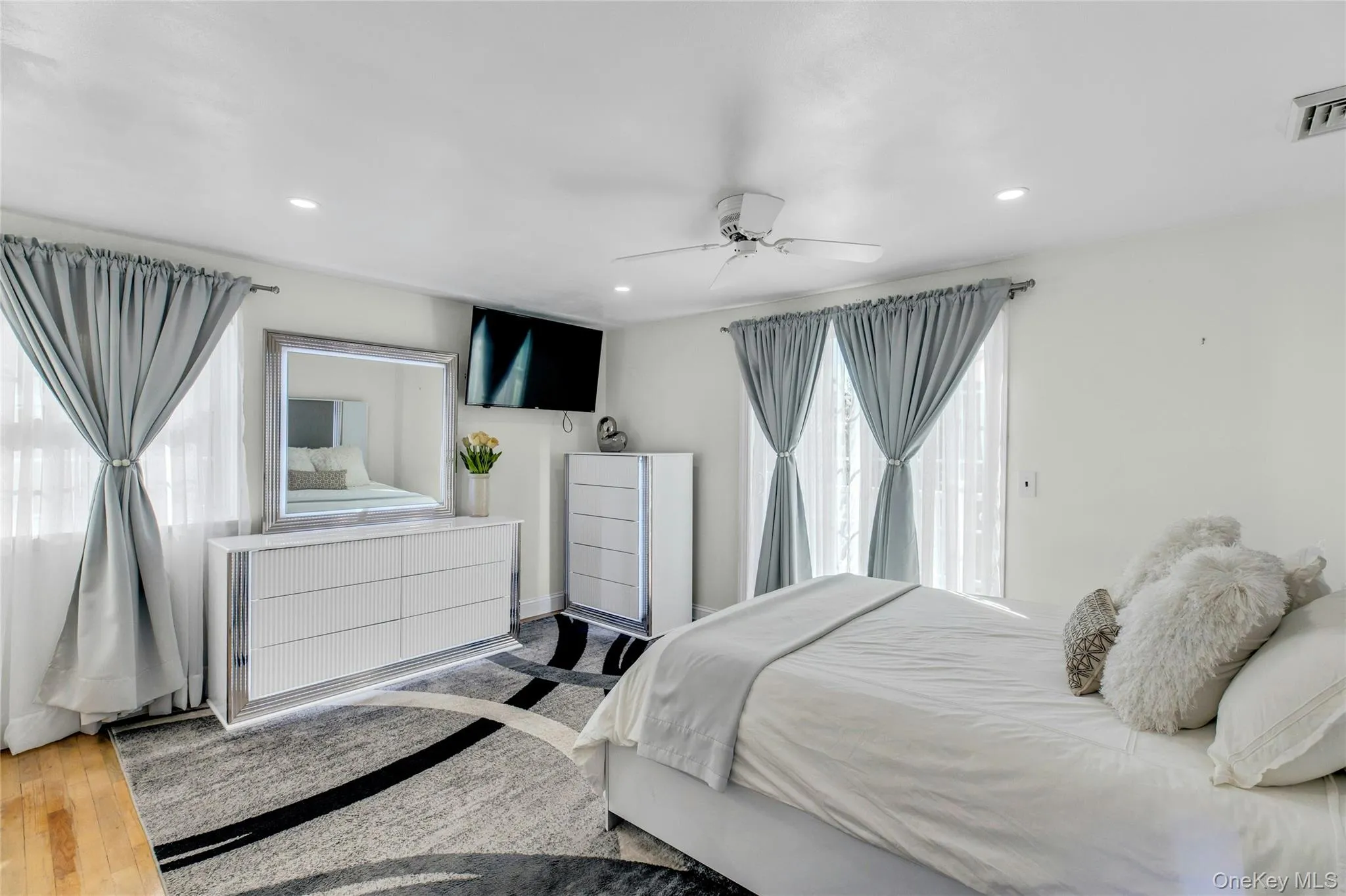 35 Grant Boulevard, Southampton, NY, 4 Bedrooms Bedrooms, 6 Rooms Rooms,3 BathroomsBathrooms,Residential Lease,For Rent,Grant,0,976419 35 Grant Boulevard, Southampton, NY, 4 Bedrooms Bedrooms, 6 Rooms Rooms,3 BathroomsBathrooms,Residential Lease,For Rent,Grant,0,976419