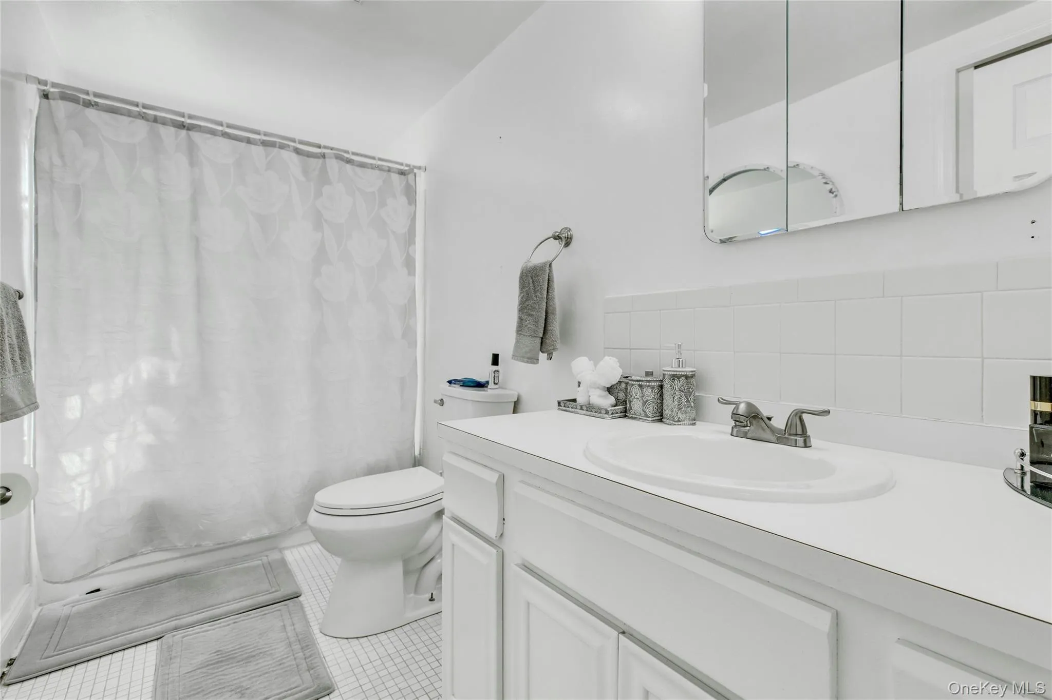 35 Grant Boulevard, Southampton, NY, 4 Bedrooms Bedrooms, 6 Rooms Rooms,3 BathroomsBathrooms,Residential Lease,For Rent,Grant,0,976419 35 Grant Boulevard, Southampton, NY, 4 Bedrooms Bedrooms, 6 Rooms Rooms,3 BathroomsBathrooms,Residential Lease,For Rent,Grant,0,976419