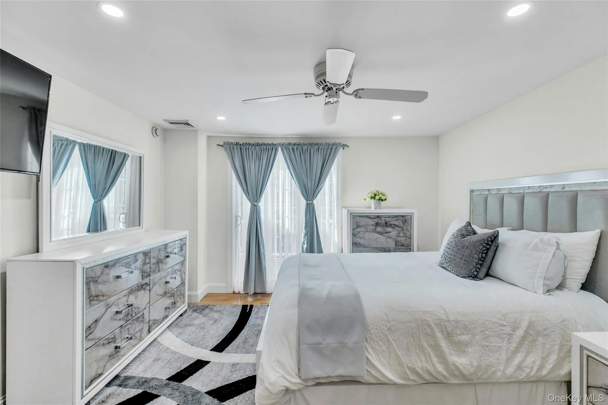 35 Grant Boulevard, Southampton, NY, 4 Bedrooms Bedrooms, 6 Rooms Rooms,3 BathroomsBathrooms,Residential Lease,For Rent,Grant,0,976419 35 Grant Boulevard, Southampton, NY, 4 Bedrooms Bedrooms, 6 Rooms Rooms,3 BathroomsBathrooms,Residential Lease,For Rent,Grant,0,976419