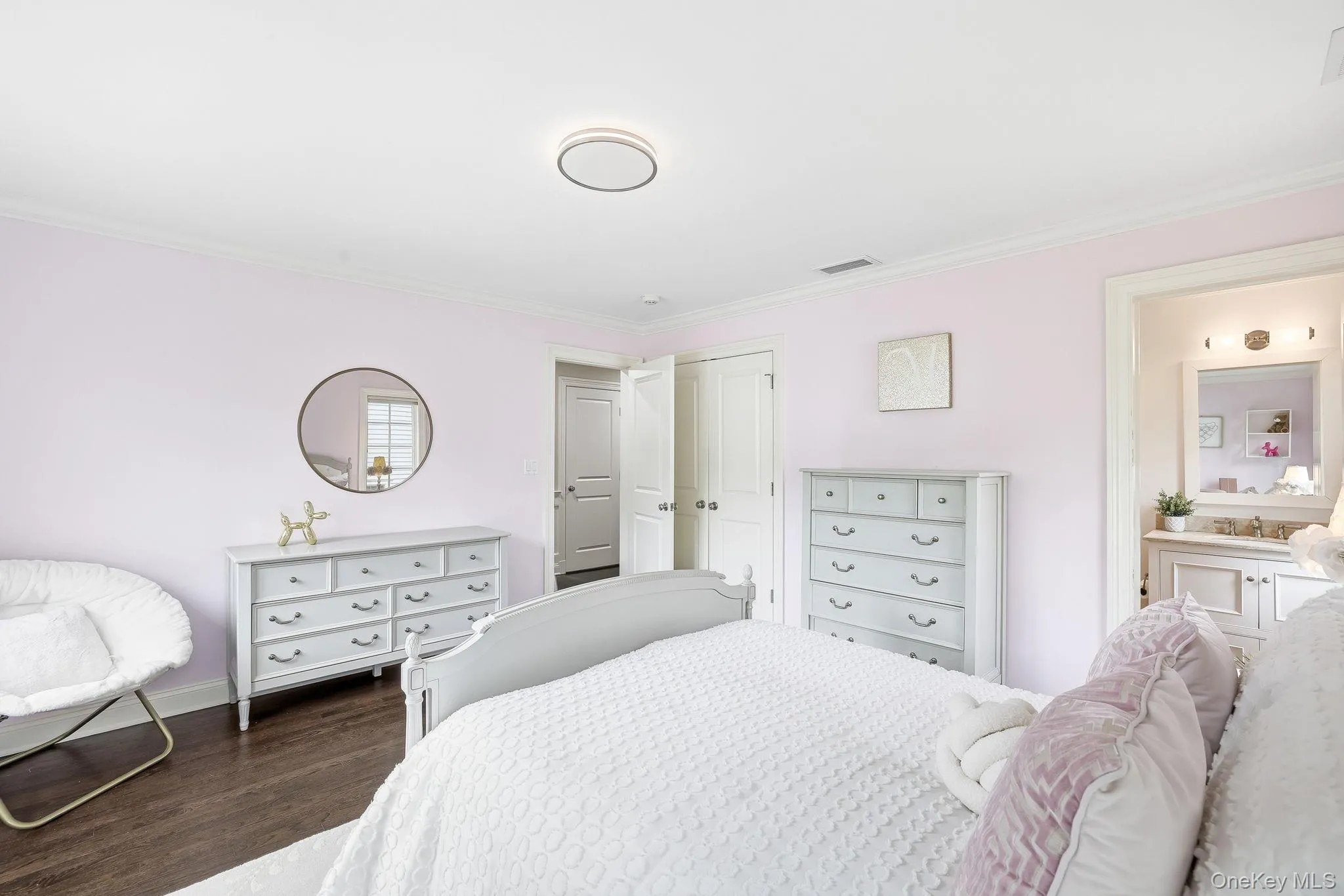 Sweet family bedroom with ensuite bathroom, hardwood floors and outfitted closet. Sweet family bedroom with ensuite bathroom, hardwood floors and outfitted closet.