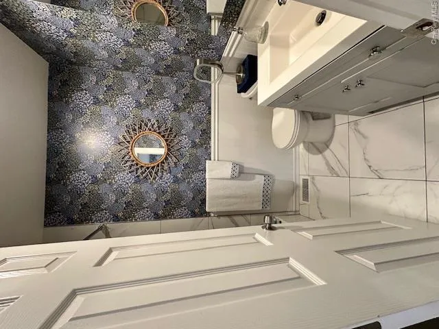 Full Bath with Tub