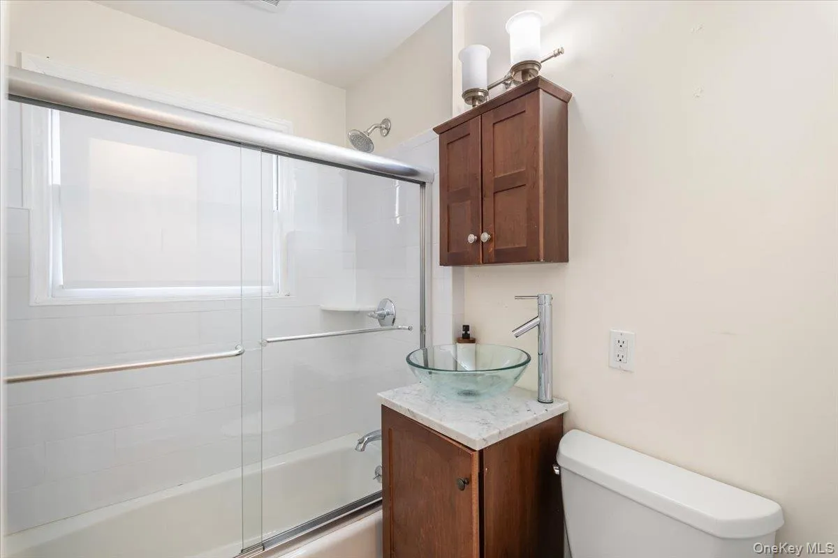 En-Suite Bathroom En-Suite Bathroom