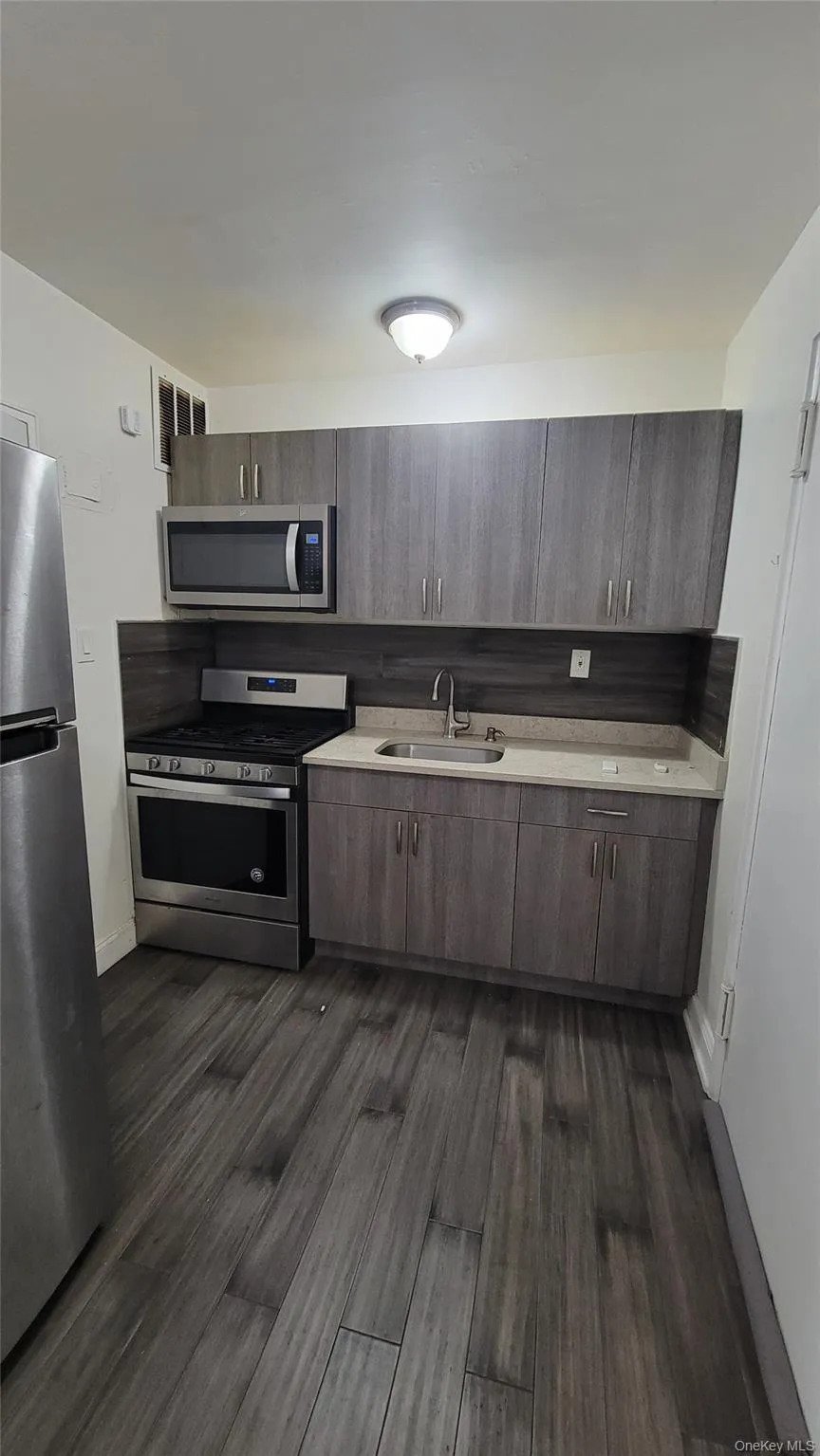 141-60 84th Road, New York, NY, 2 Rooms Rooms,1 BathroomBathrooms,Residential Lease,For Rent,84th,0,976560 141-60 84th Road, New York, NY, 2 Rooms Rooms,1 BathroomBathrooms,Residential Lease,For Rent,84th,0,976560
