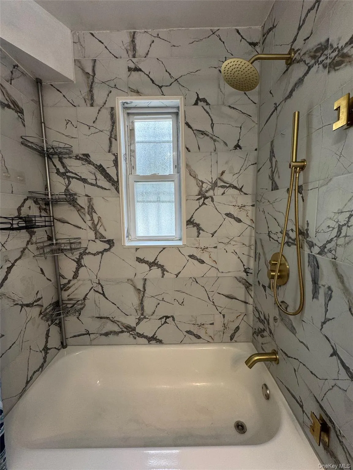 Full bath with a combined bath / shower with marble appearance Full bath with a combined bath / shower with marble appearance