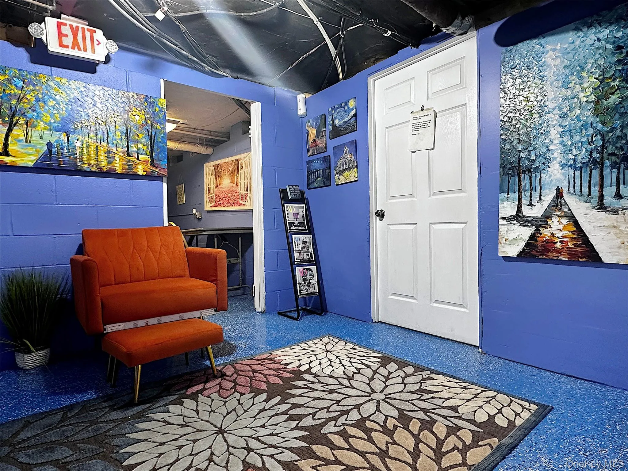 Laundry sitting area Laundry sitting area