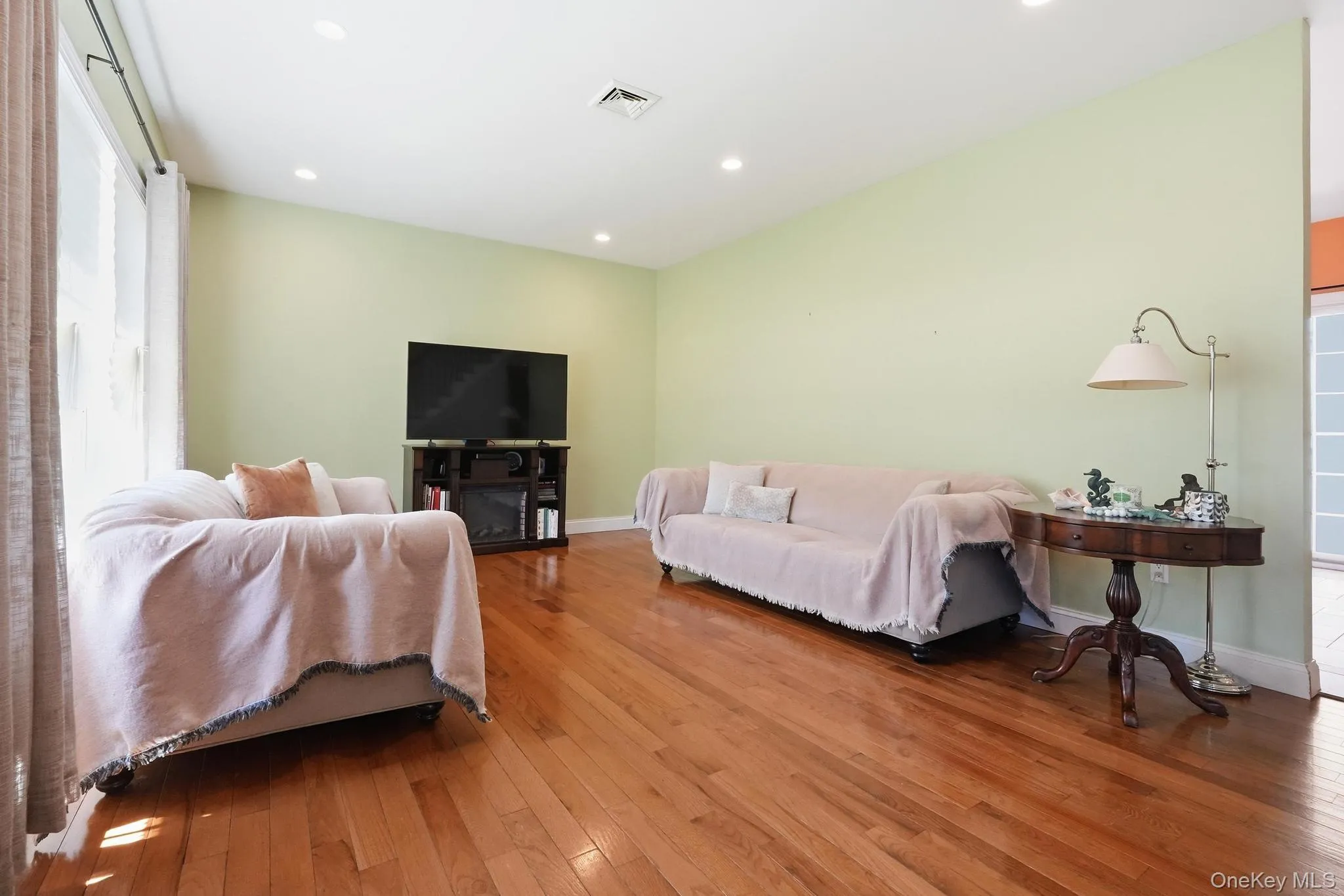 5 Butler Street, Islip, NY, 3 Bedrooms Bedrooms, 7 Rooms Rooms,2 BathroomsBathrooms,Residential,For Rent,Butler,0,976770 5 Butler Street, Islip, NY, 3 Bedrooms Bedrooms, 7 Rooms Rooms,2 BathroomsBathrooms,Residential,For Rent,Butler,0,976770