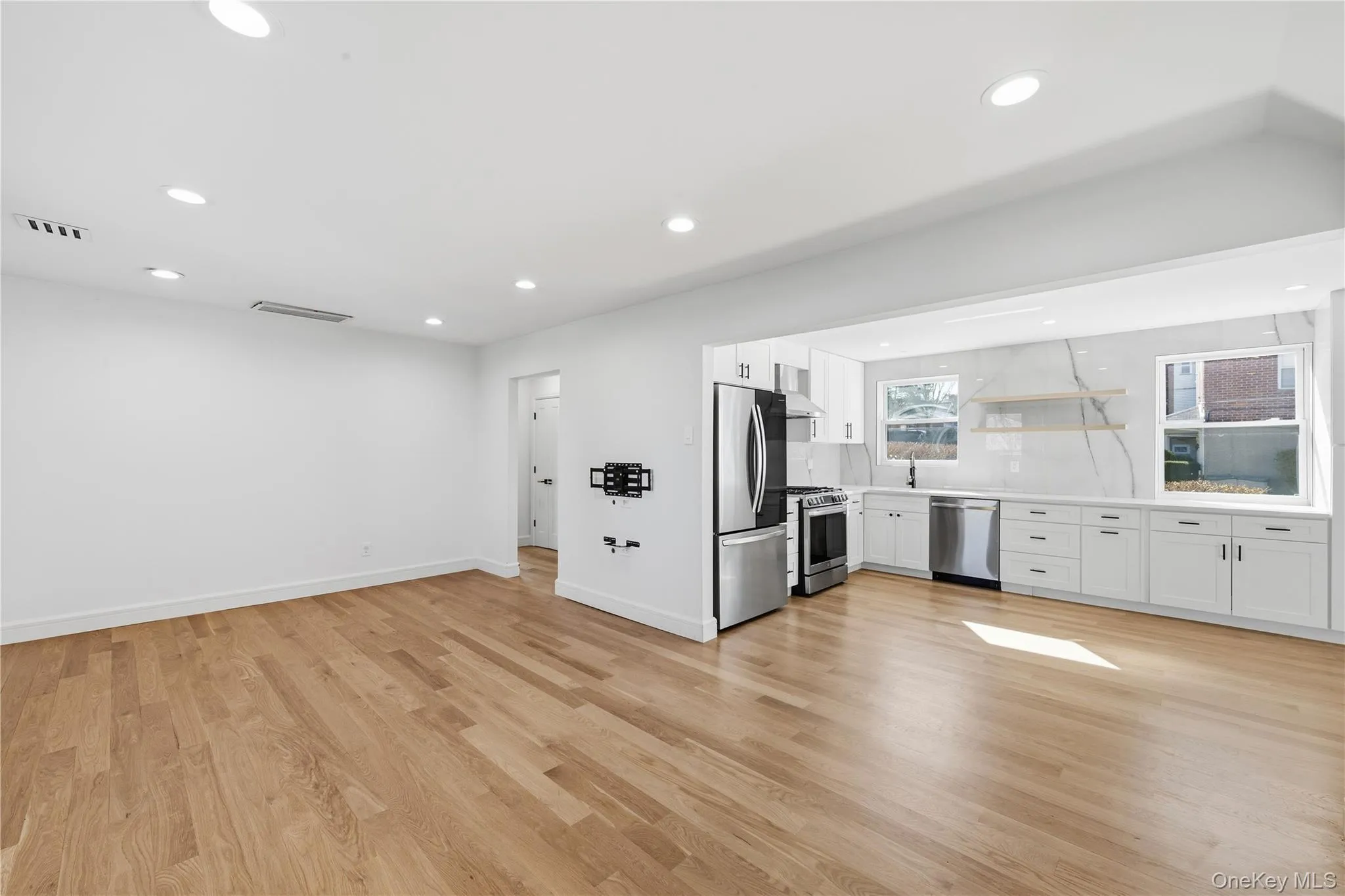 6821 Cloverdale Lane, New York, NY, 3 Bedrooms Bedrooms, 6 Rooms Rooms,3 BathroomsBathrooms,Residential Lease,For Rent,Cloverdale,0,976962 6821 Cloverdale Lane, New York, NY, 3 Bedrooms Bedrooms, 6 Rooms Rooms,3 BathroomsBathrooms,Residential Lease,For Rent,Cloverdale,0,976962