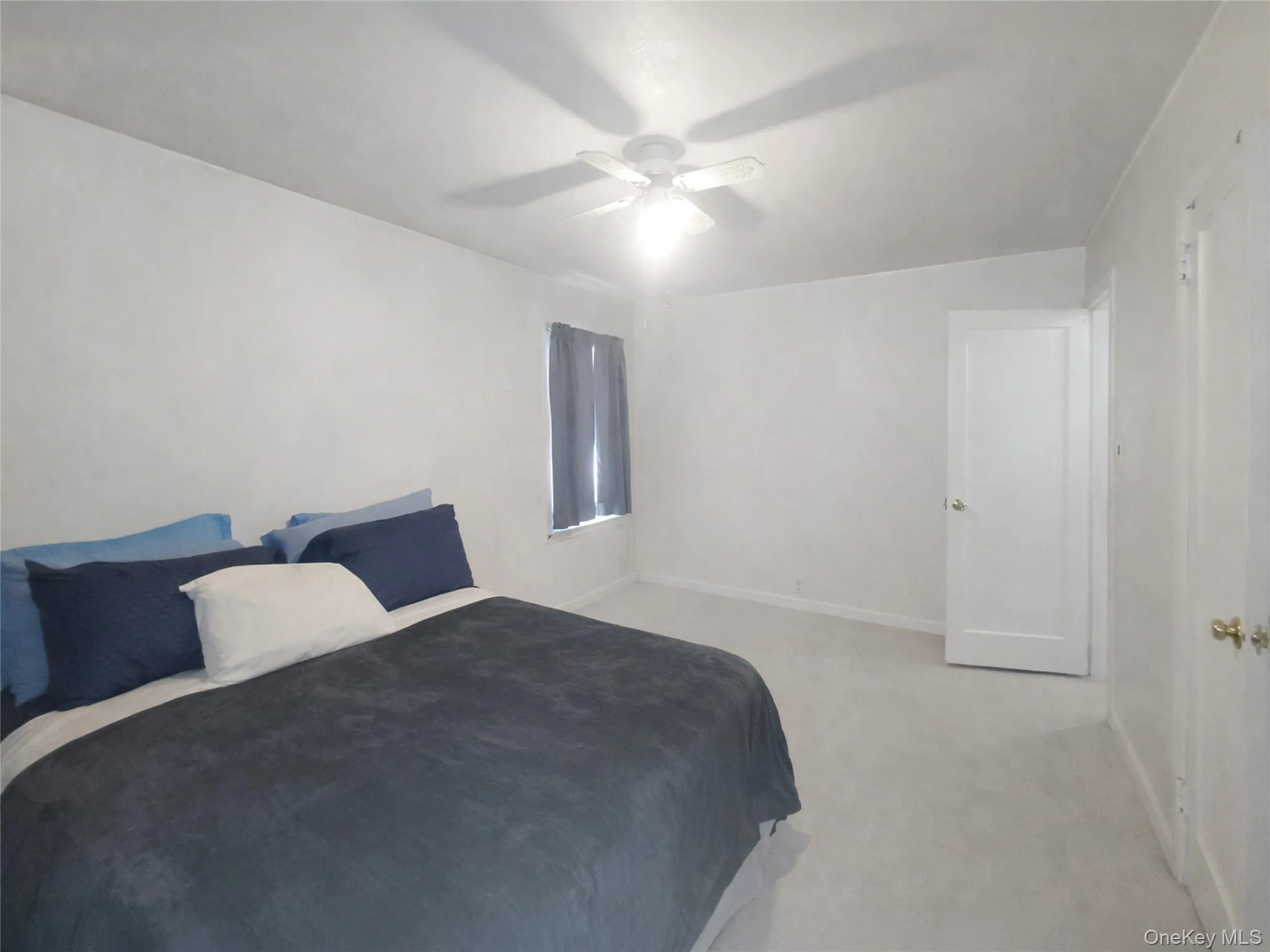 All clutter has been removed from room. Owners are in the process of moving. All clutter has been removed from room. Owners are in the process of moving.