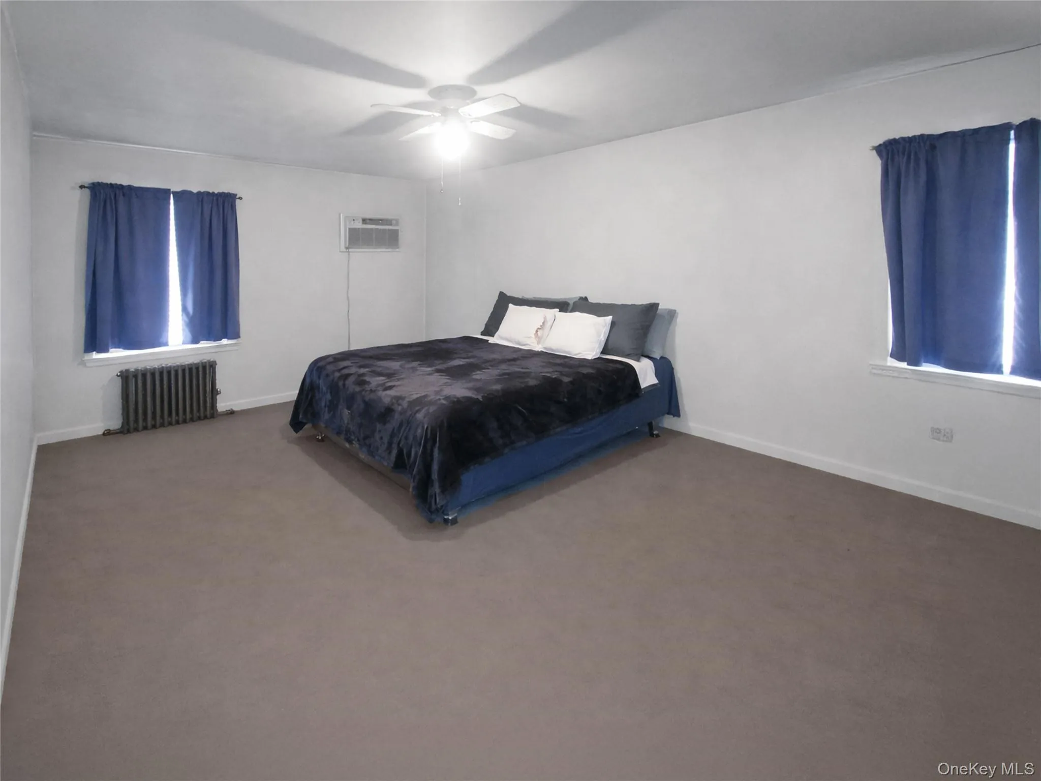 All clutter has been removed from room. Owners are in the process of moving. All clutter has been removed from room. Owners are in the process of moving.
