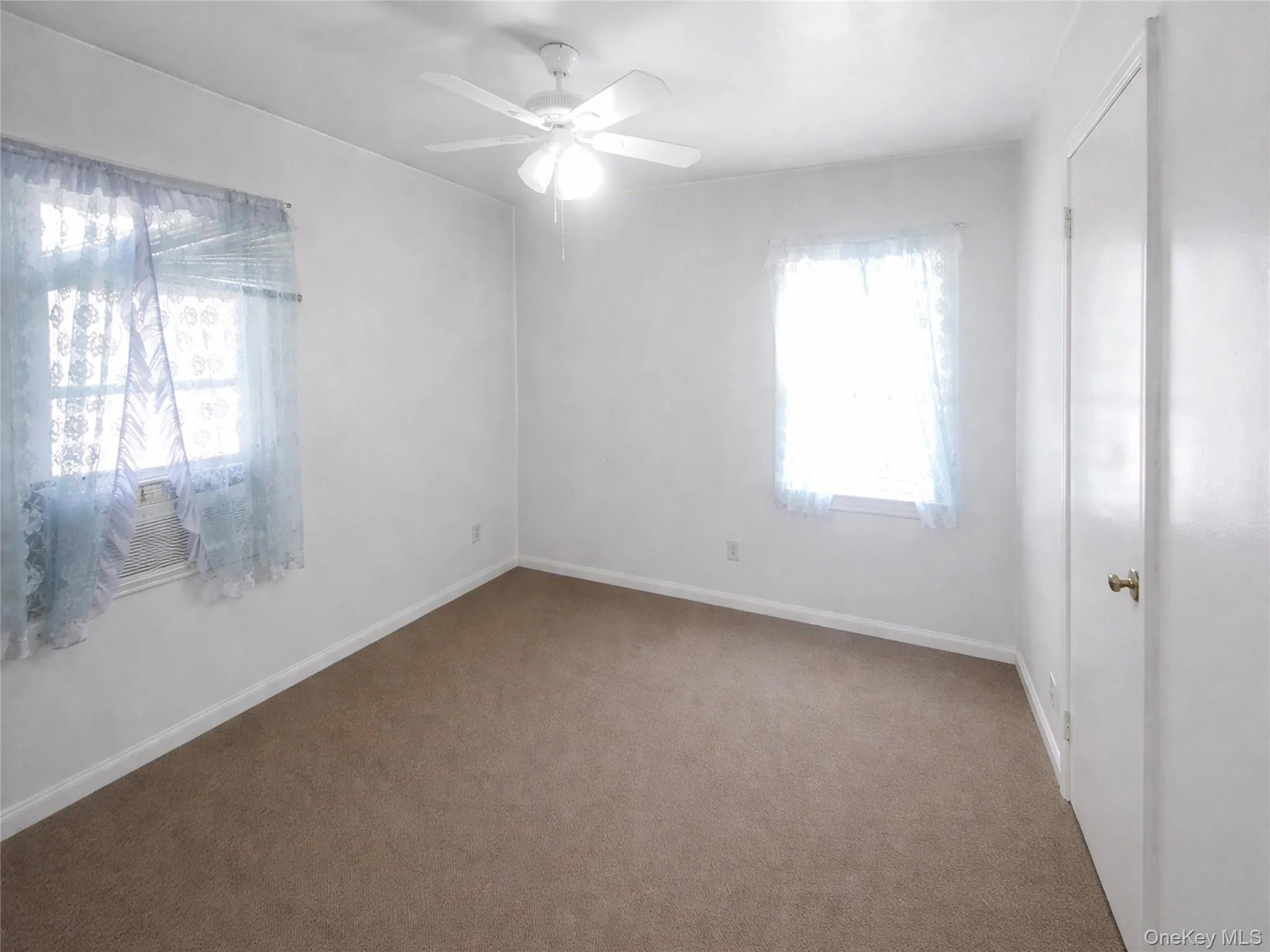 All clutter has been removed from room. Owners are in the process of moving. All clutter has been removed from room. Owners are in the process of moving.
