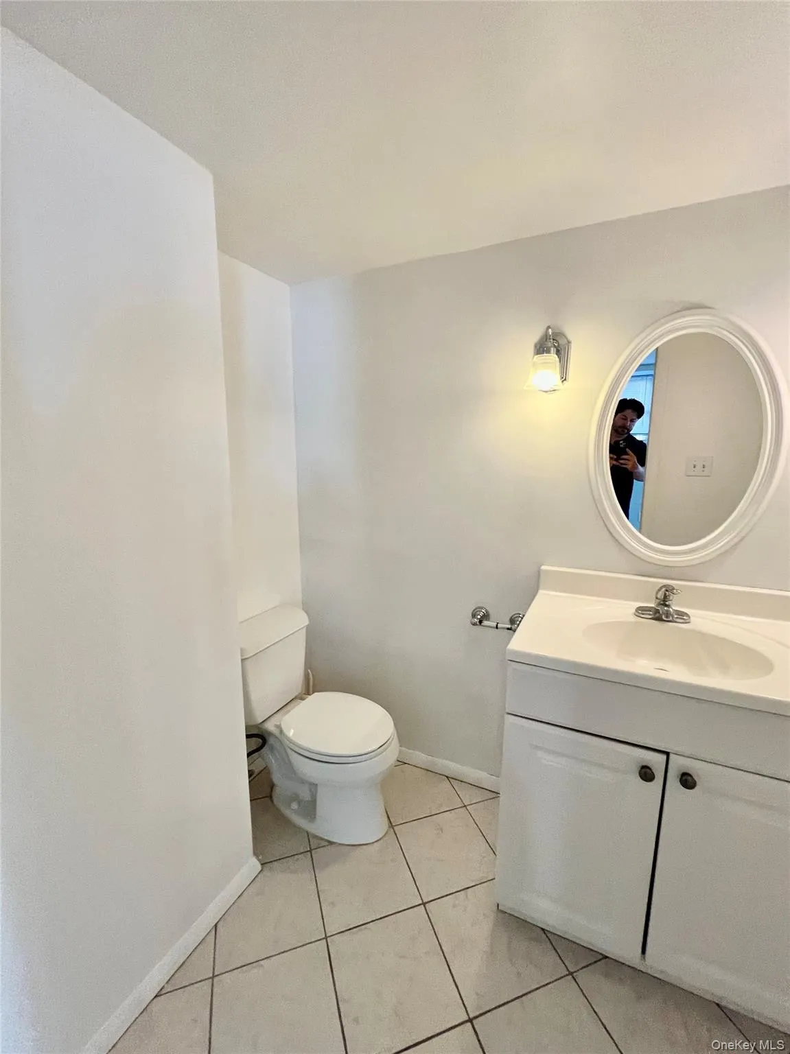 Half bathroom downstairs cont Half bathroom downstairs cont