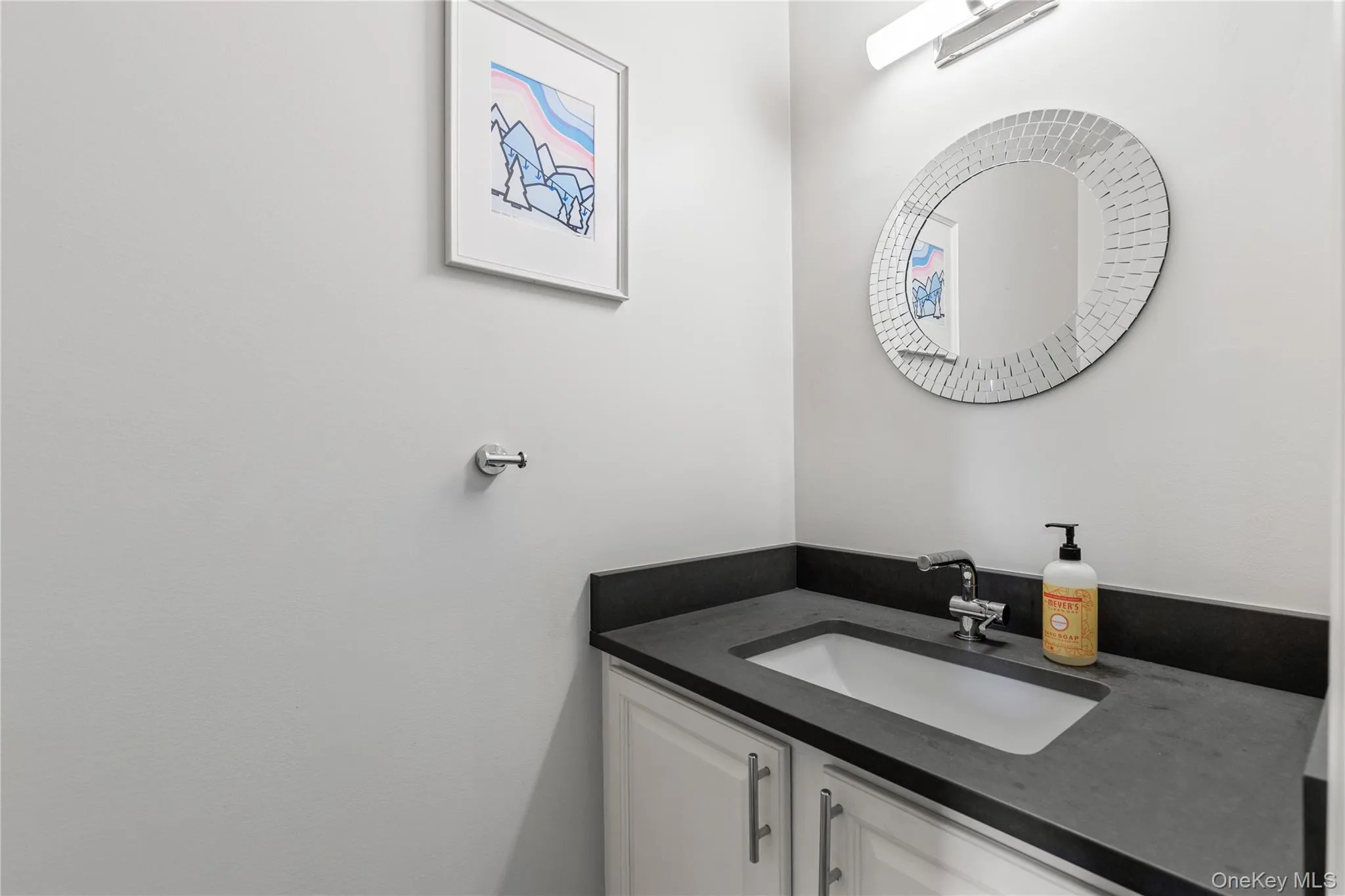 Conveniently located powder room for guests Conveniently located powder room for guests