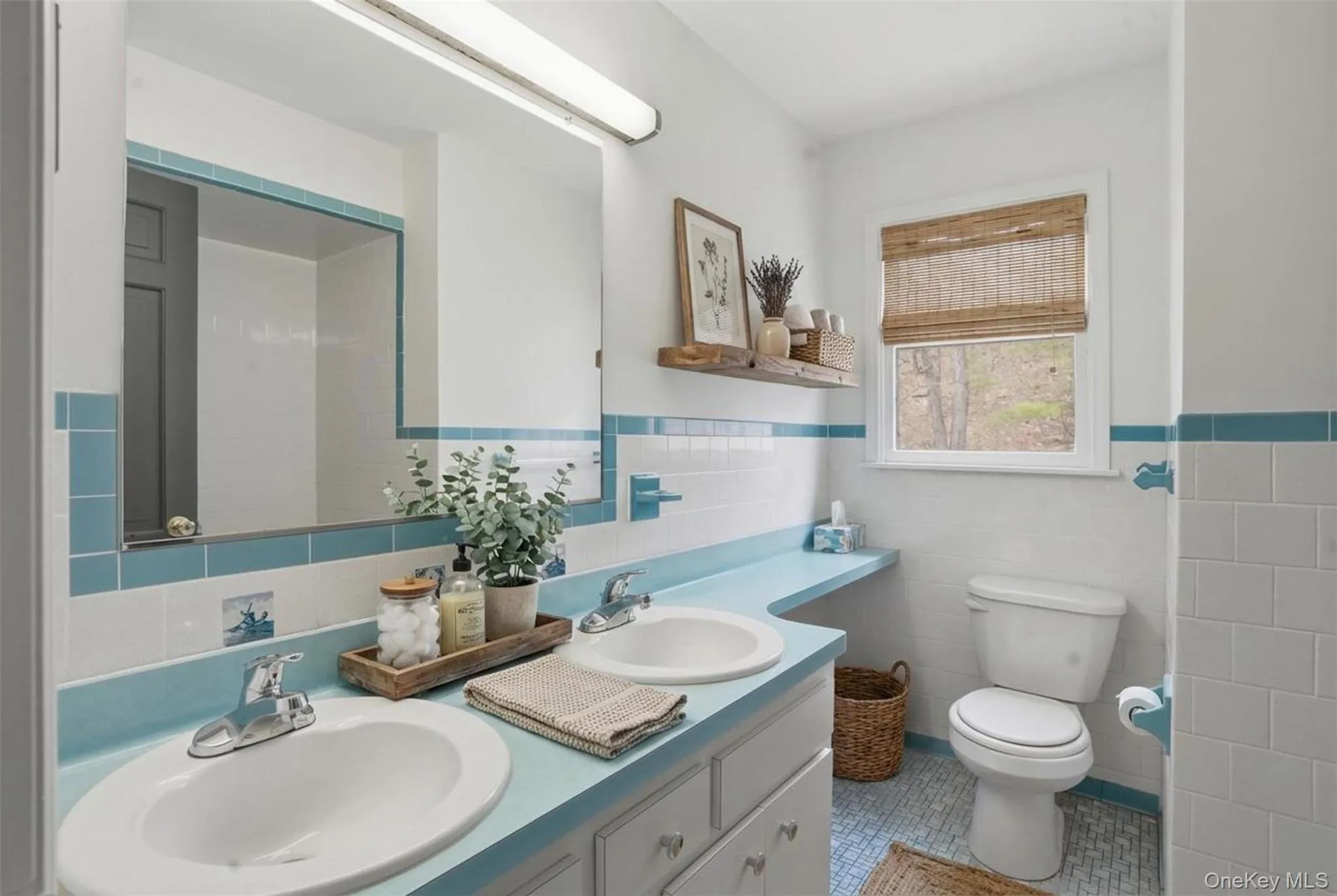 *Upstairs Bathroom Photo has been Virtually Staged* *Upstairs Bathroom Photo has been Virtually Staged*