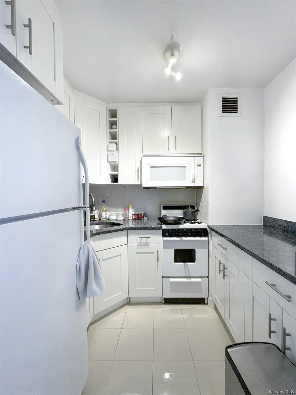 70-25 Yellowstone Boulevard, New York, NY, 1 Bedroom Bedrooms, 3 Rooms Rooms,1 BathroomBathrooms,Residential Lease,For Rent,Yellowstone,0,977116 70-25 Yellowstone Boulevard, New York, NY, 1 Bedroom Bedrooms, 3 Rooms Rooms,1 BathroomBathrooms,Residential Lease,For Rent,Yellowstone,0,977116