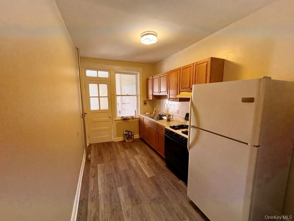 106 Mclean Avenue, Yonkers, NY, 3 Bedrooms Bedrooms, 8 Rooms Rooms,1 BathroomBathrooms,Residential Lease,For Rent,Mclean,0,977140 106 Mclean Avenue, Yonkers, NY, 3 Bedrooms Bedrooms, 8 Rooms Rooms,1 BathroomBathrooms,Residential Lease,For Rent,Mclean,0,977140