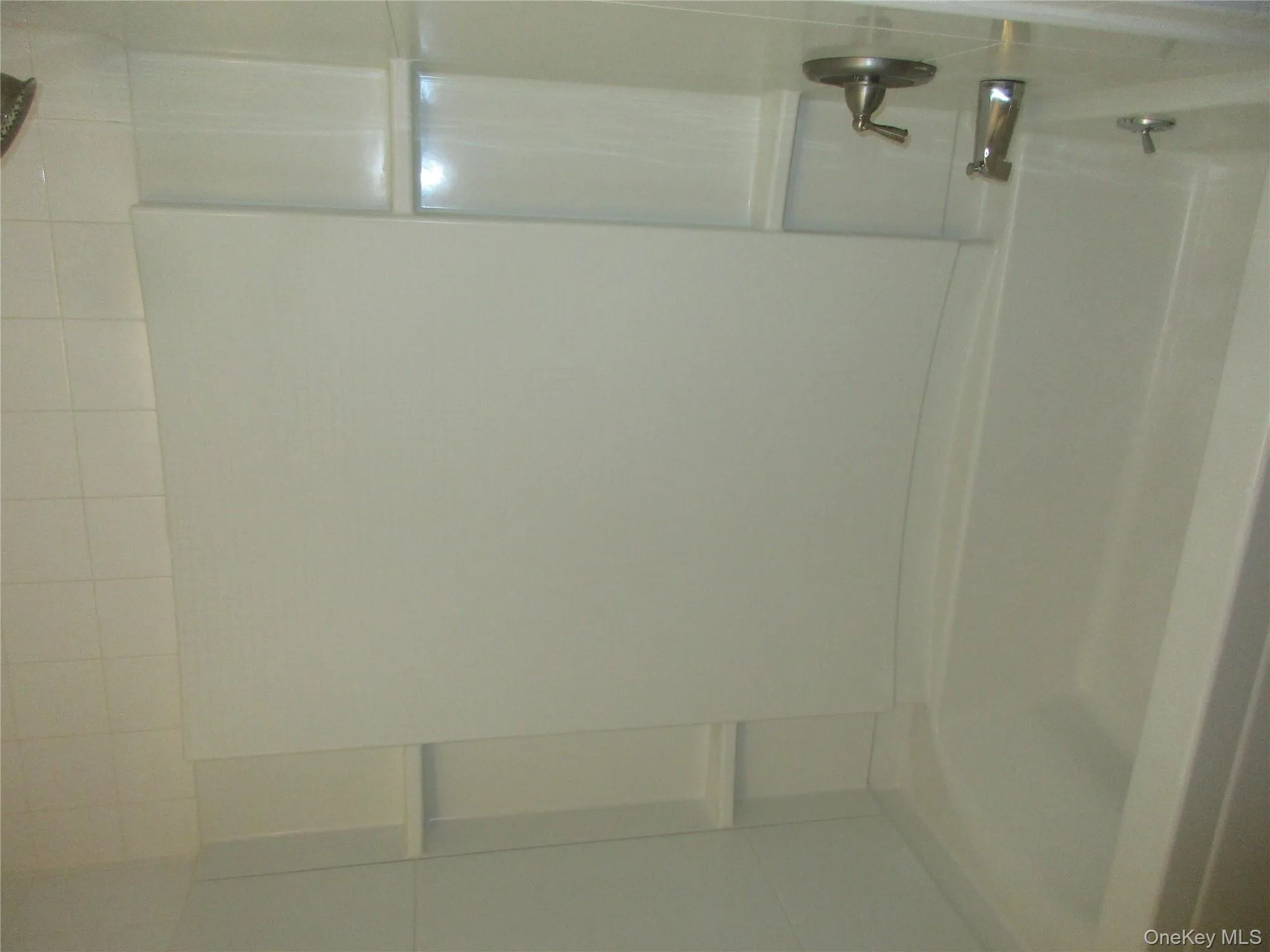 Bathtub with built in shelves Bathtub with built in shelves