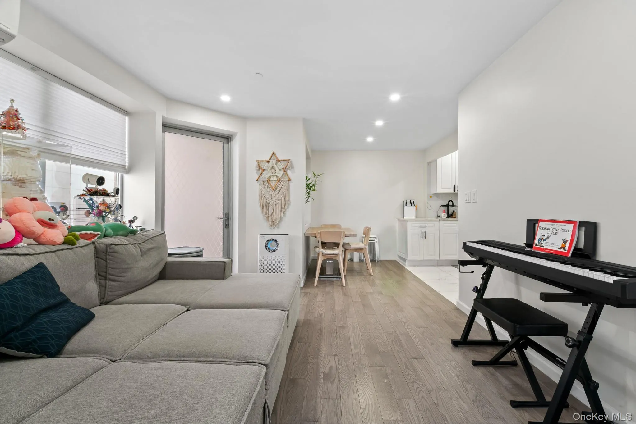 3720 Prince Street, New York, NY, 2 Bedrooms Bedrooms, 6 Rooms Rooms,1 BathroomBathrooms,Residential,For Rent,Prince,0,KEY977315 3720 Prince Street, New York, NY, 2 Bedrooms Bedrooms, 6 Rooms Rooms,1 BathroomBathrooms,Residential,For Rent,Prince,0,KEY977315