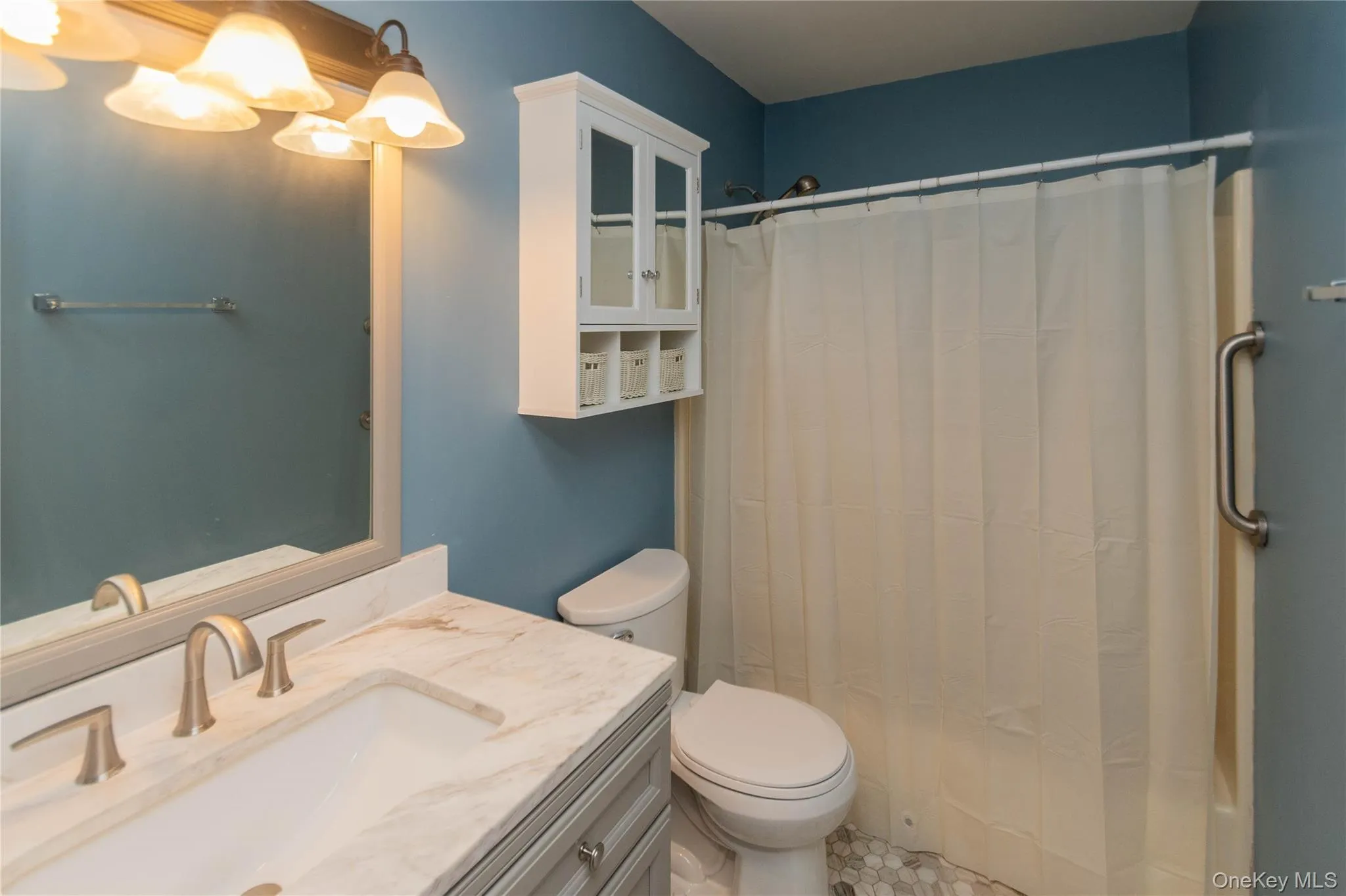 Upstairs full bath and shower Upstairs full bath and shower