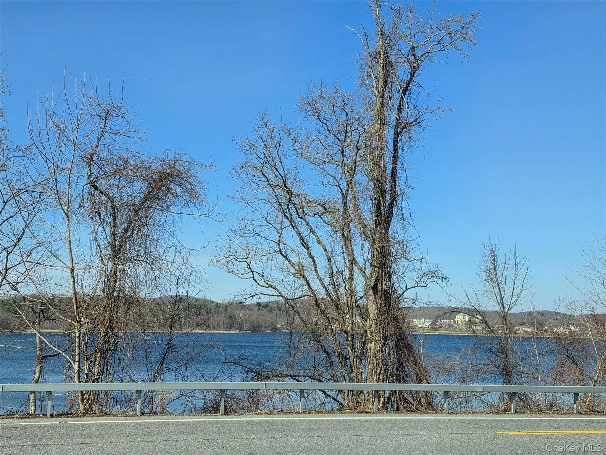 Lake Gleneida from the road. Lake Gleneida from the road.