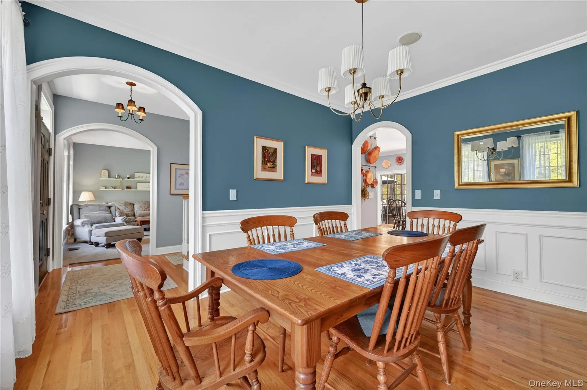 Dining room with arched doorway Dining room with arched doorway