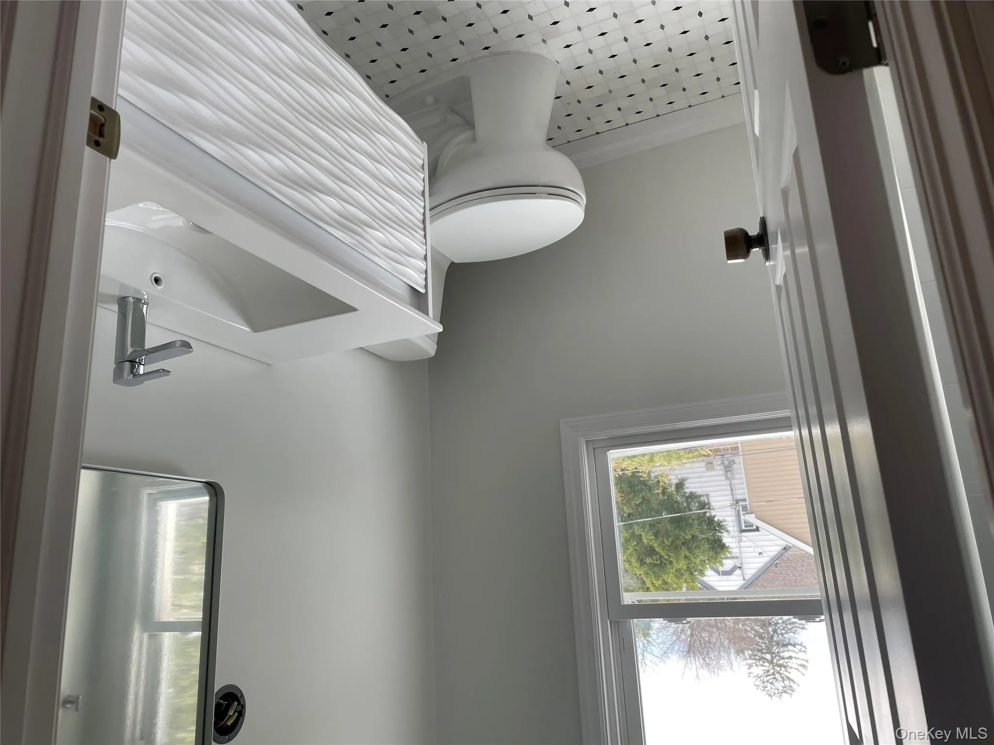 2nd Floor Full Bath Located in Hallway 2nd Floor Full Bath Located in Hallway