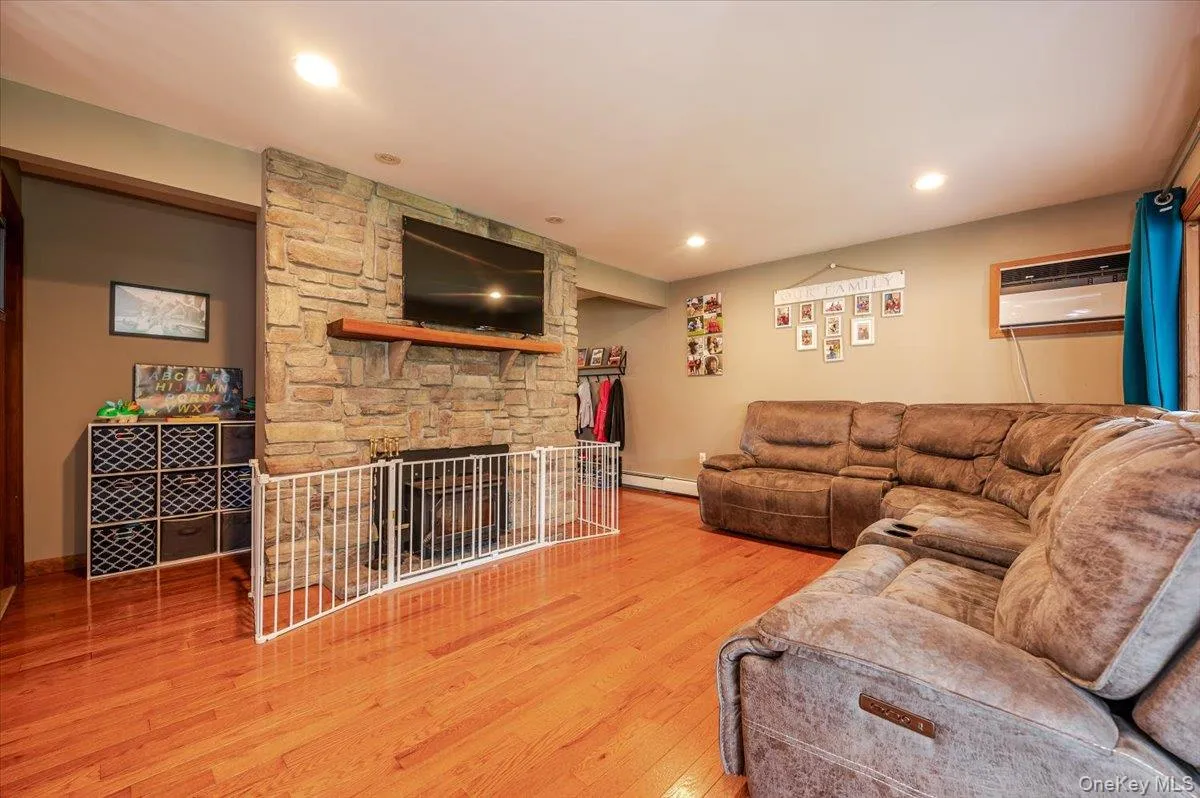 5 Stonecutter Road, Hempstead, NY, 2 Bedrooms Bedrooms, 6 Rooms Rooms,1 BathroomBathrooms,Residential Lease,For Rent,Stonecutter,0,977600 5 Stonecutter Road, Hempstead, NY, 2 Bedrooms Bedrooms, 6 Rooms Rooms,1 BathroomBathrooms,Residential Lease,For Rent,Stonecutter,0,977600