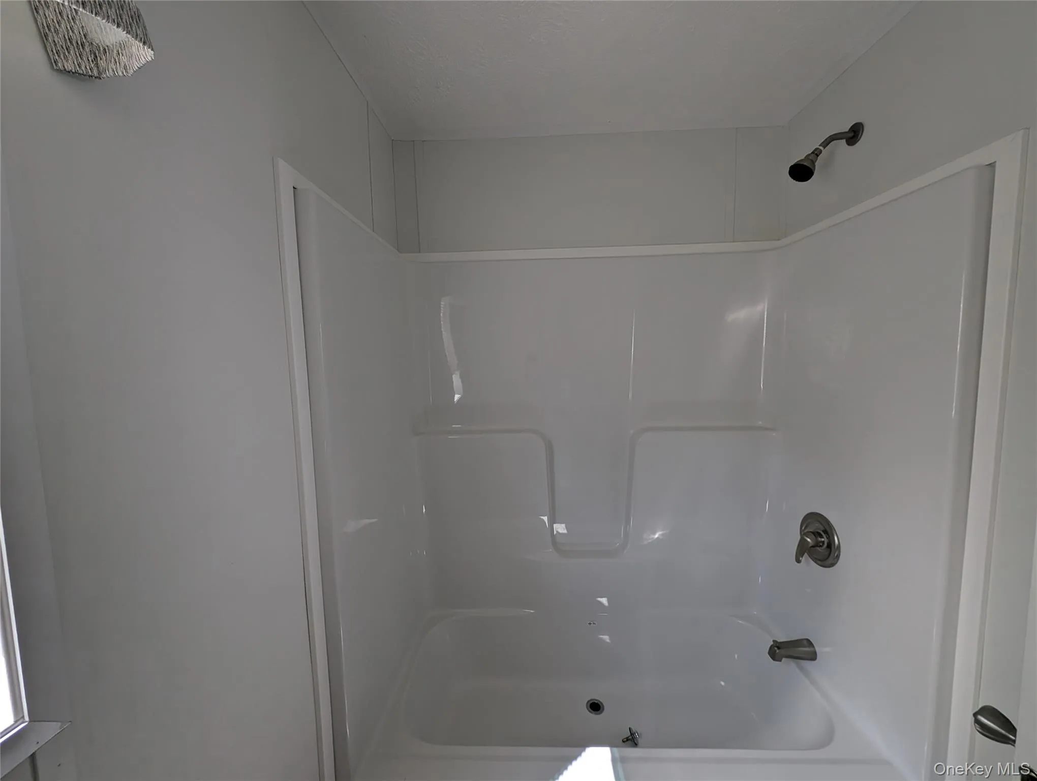 Bathroom with shower / bathtub combination Bathroom with shower / bathtub combination