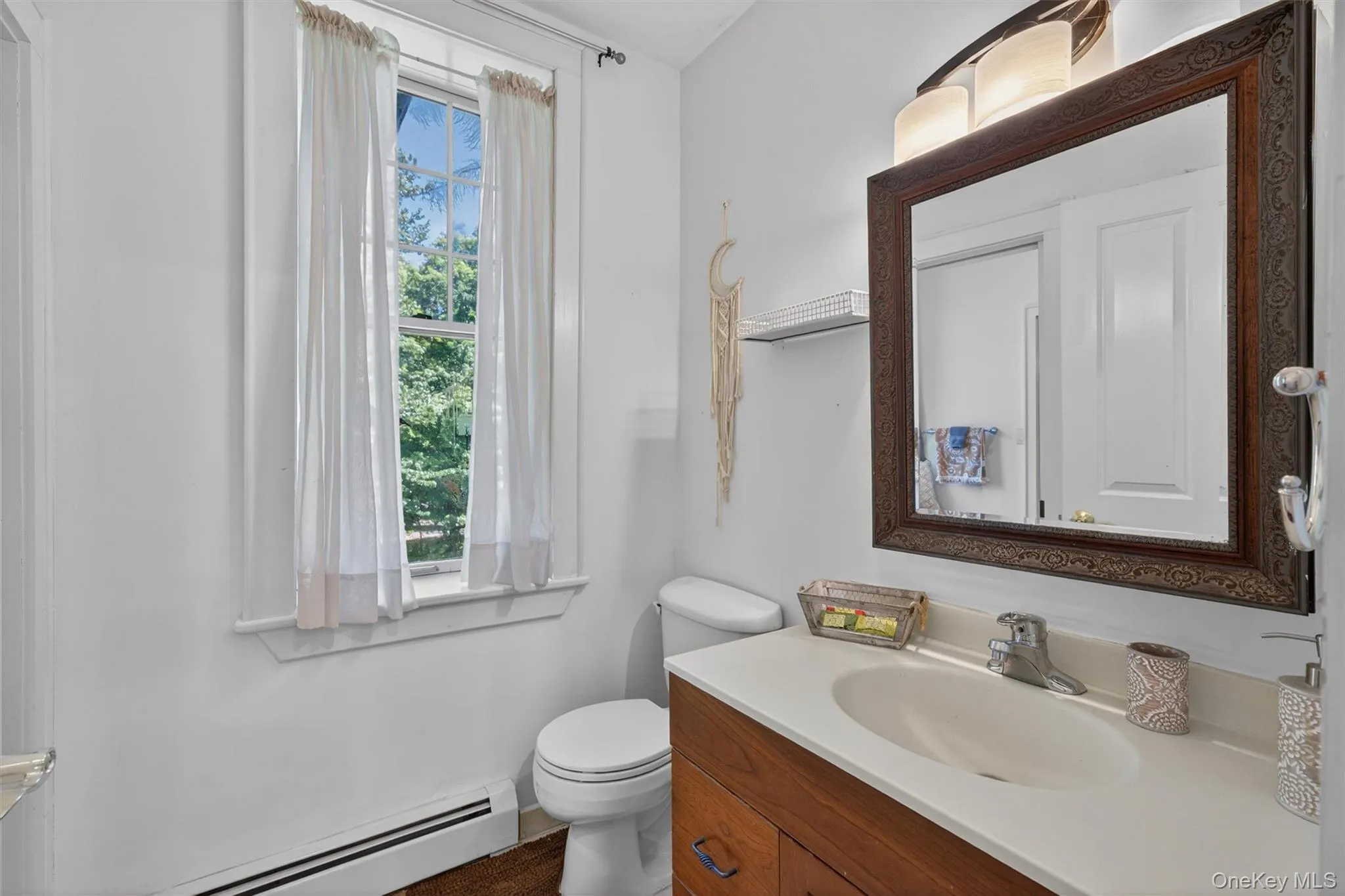 Full bathroom shared between two bedrooms Full bathroom shared between two bedrooms