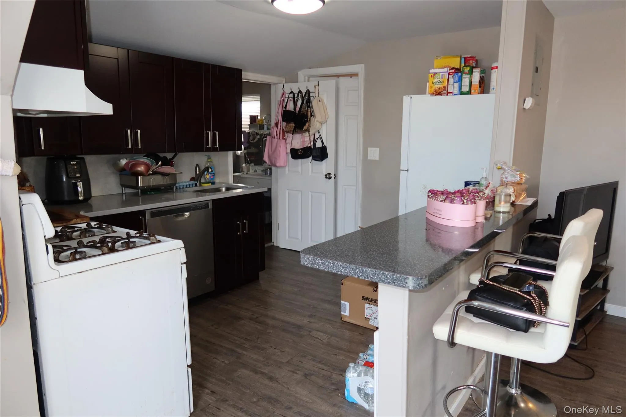 94 4th Avenue, Hempstead, NY, 3 Bedrooms Bedrooms, 5 Rooms Rooms,1 BathroomBathrooms,Residential Lease,For Rent,4th,0,977664 94 4th Avenue, Hempstead, NY, 3 Bedrooms Bedrooms, 5 Rooms Rooms,1 BathroomBathrooms,Residential Lease,For Rent,4th,0,977664