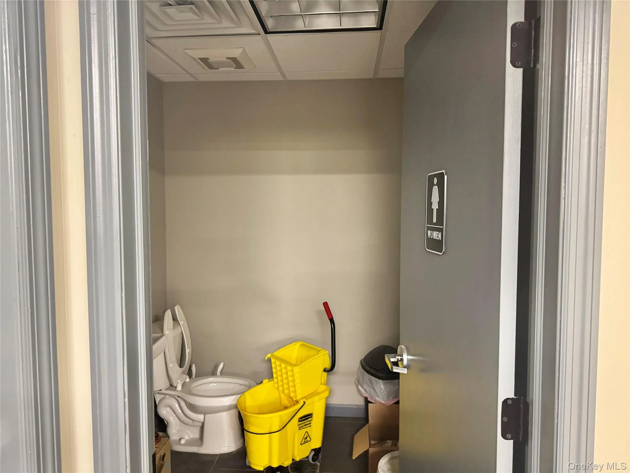 Details with a drop ceiling Details with a drop ceiling