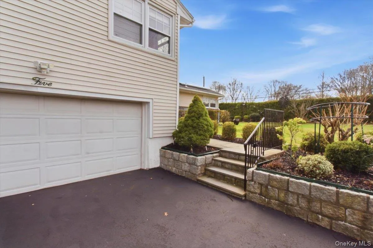 5 Avis Drive, New Rochelle, NY, 3 Bedrooms Bedrooms, 8 Rooms Rooms,3 BathroomsBathrooms,Residential,For Rent,Avis,0,977729 5 Avis Drive, New Rochelle, NY, 3 Bedrooms Bedrooms, 8 Rooms Rooms,3 BathroomsBathrooms,Residential,For Rent,Avis,0,977729