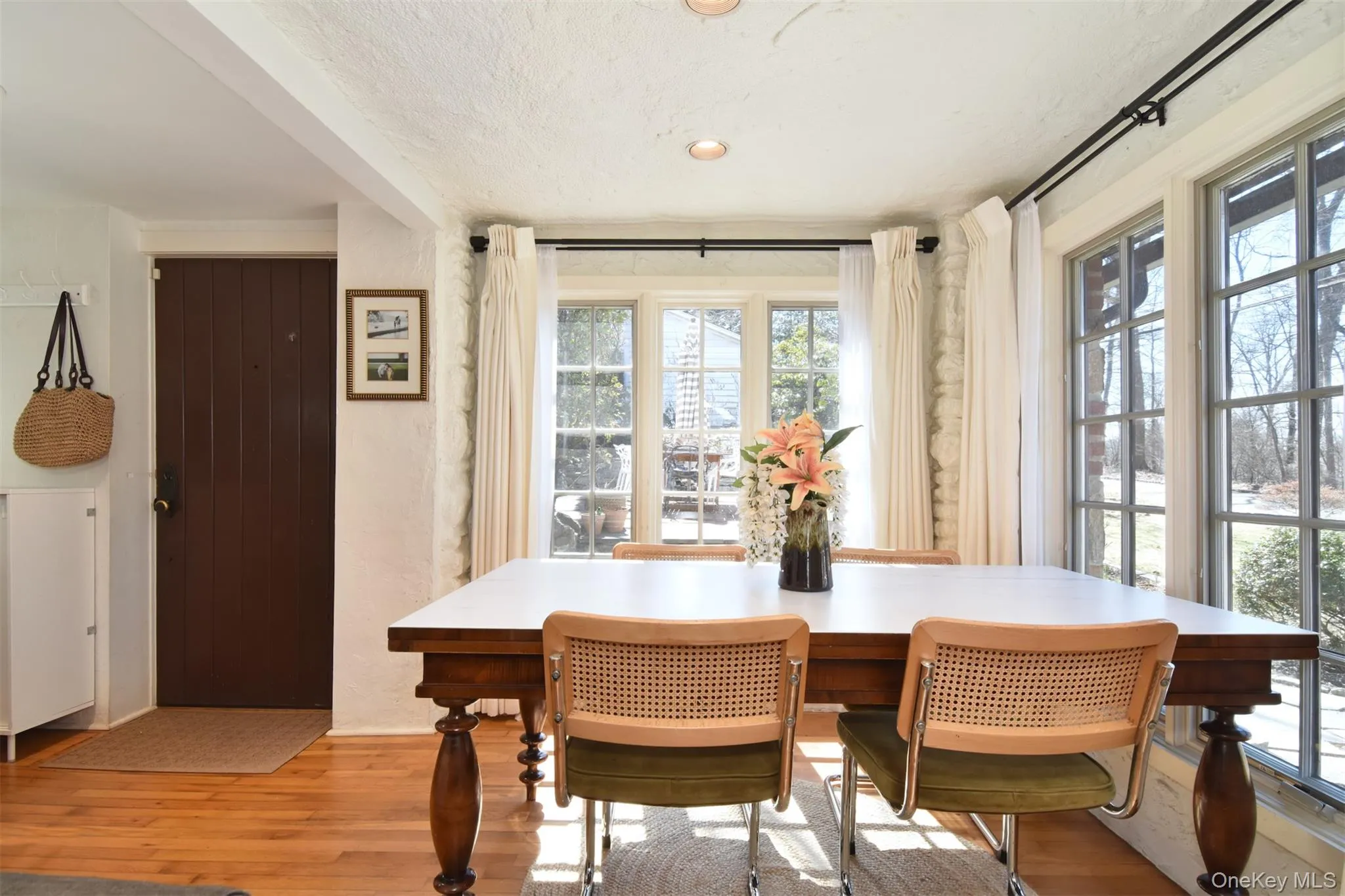 Dining area from entry foyer. Dining area from entry foyer.