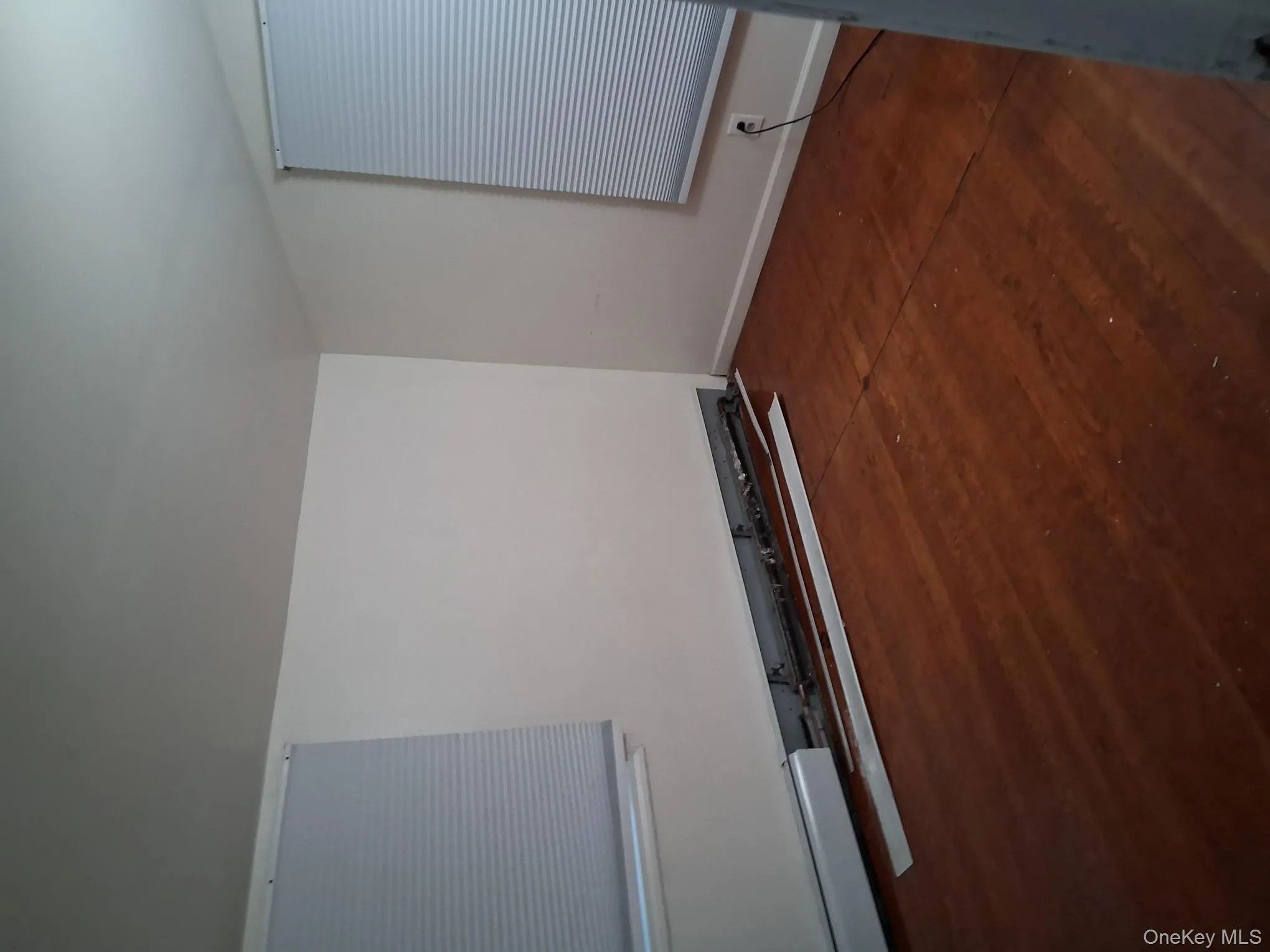 Open window space/hardwood floors. Ready and clean for move in quickly Open window space/hardwood floors. Ready and clean for move in quickly