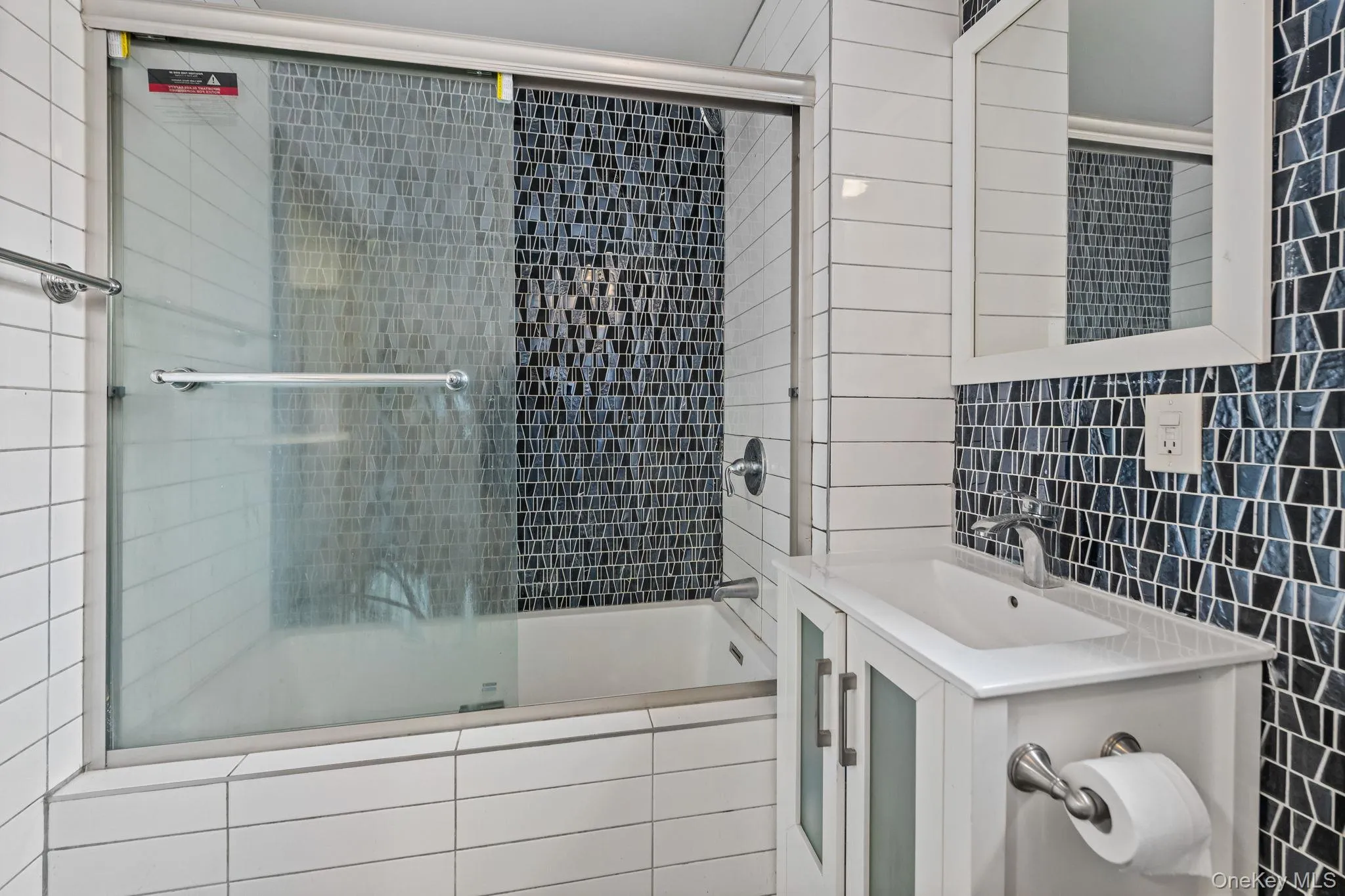 4828 Barnes Avenue, New York, NY, 3 Bedrooms Bedrooms, 6 Rooms Rooms,1 BathroomBathrooms,Residential Lease,For Rent,Barnes,0,977880 4828 Barnes Avenue, New York, NY, 3 Bedrooms Bedrooms, 6 Rooms Rooms,1 BathroomBathrooms,Residential Lease,For Rent,Barnes,0,977880