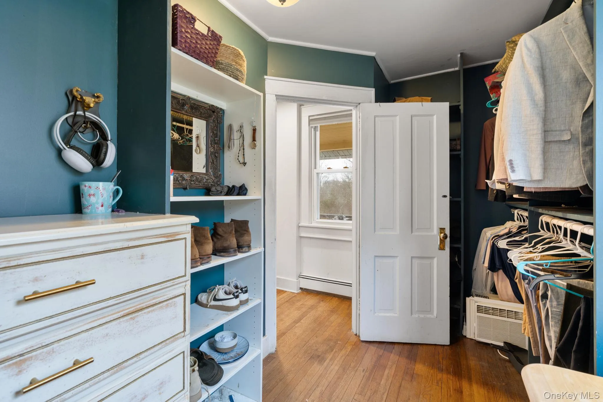 Plenty of storage options. Plenty of storage options.