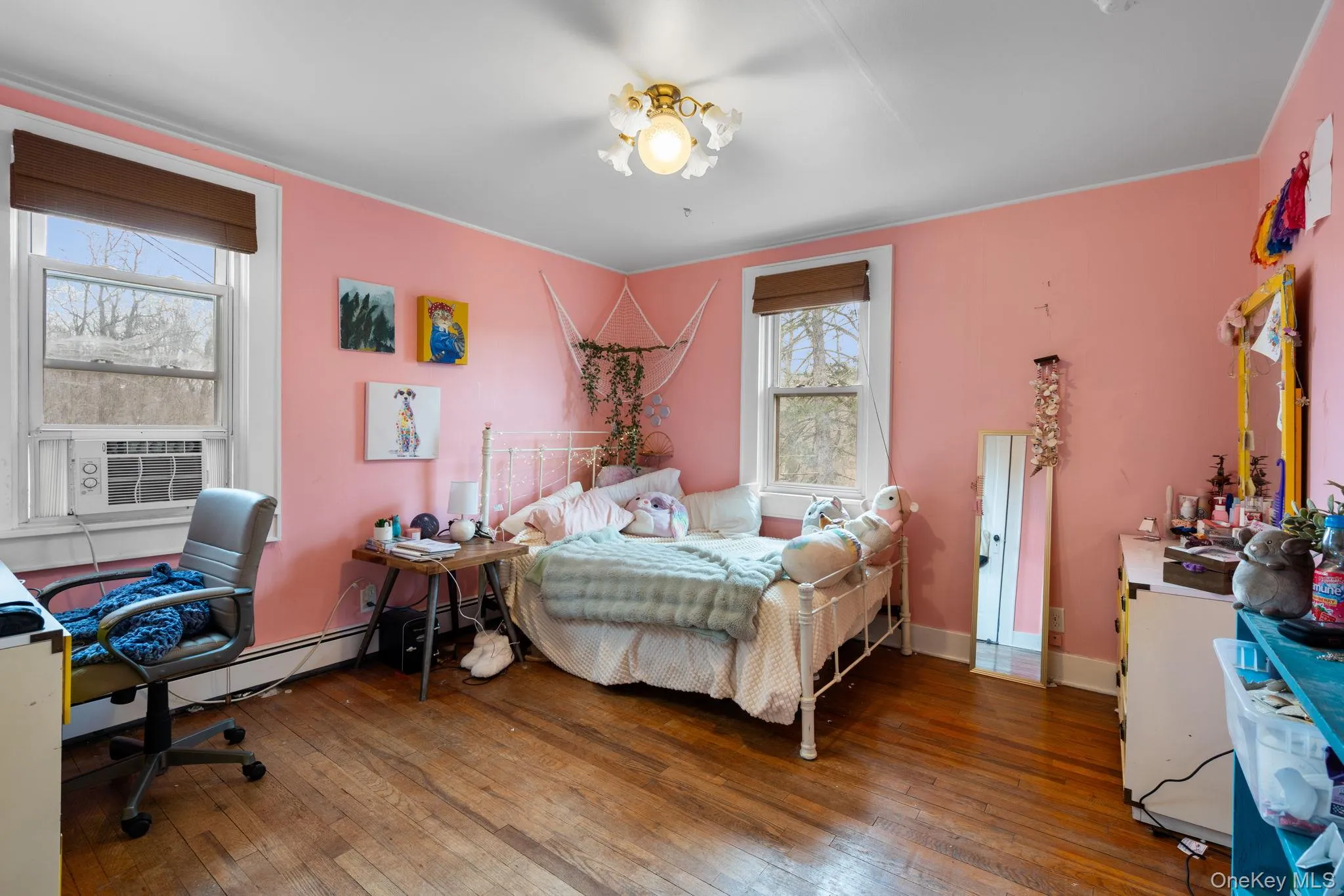 Guest bedroom. Guest bedroom.