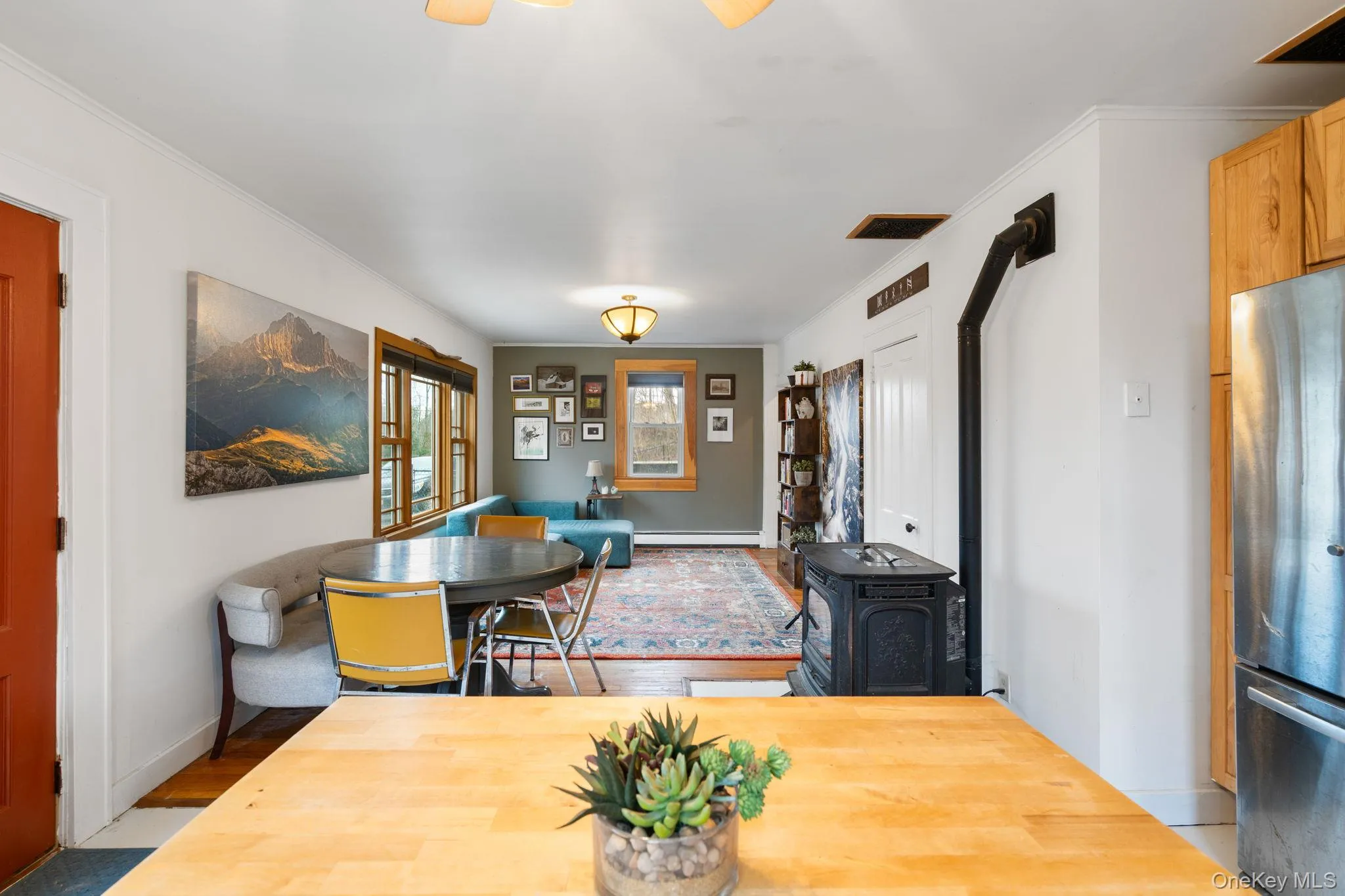 Kitchen island provides additional meal prep space. Kitchen island provides additional meal prep space.