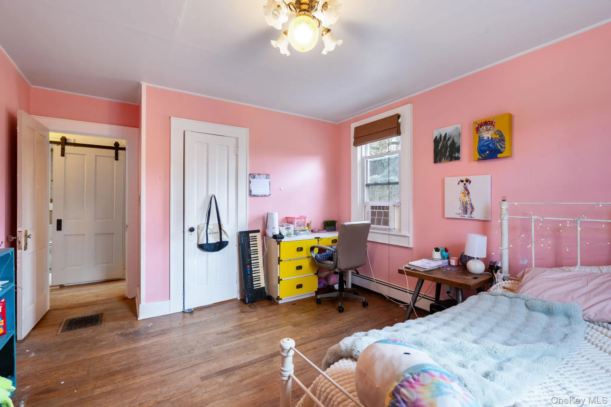 Guest bedroom. Guest bedroom.
