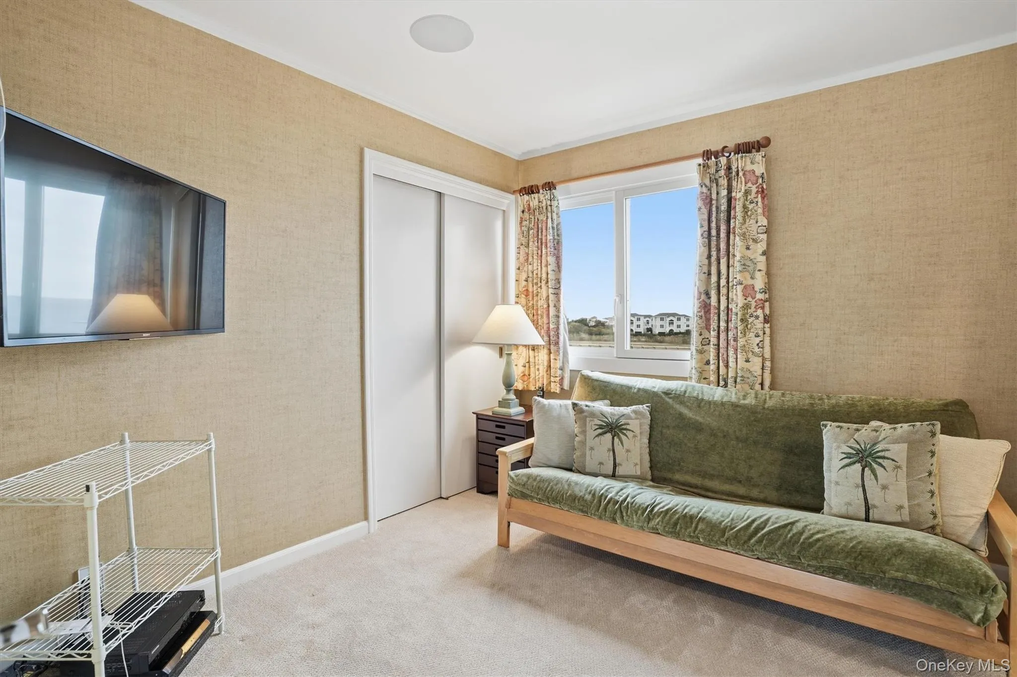 Guest bedroom/den Guest bedroom/den