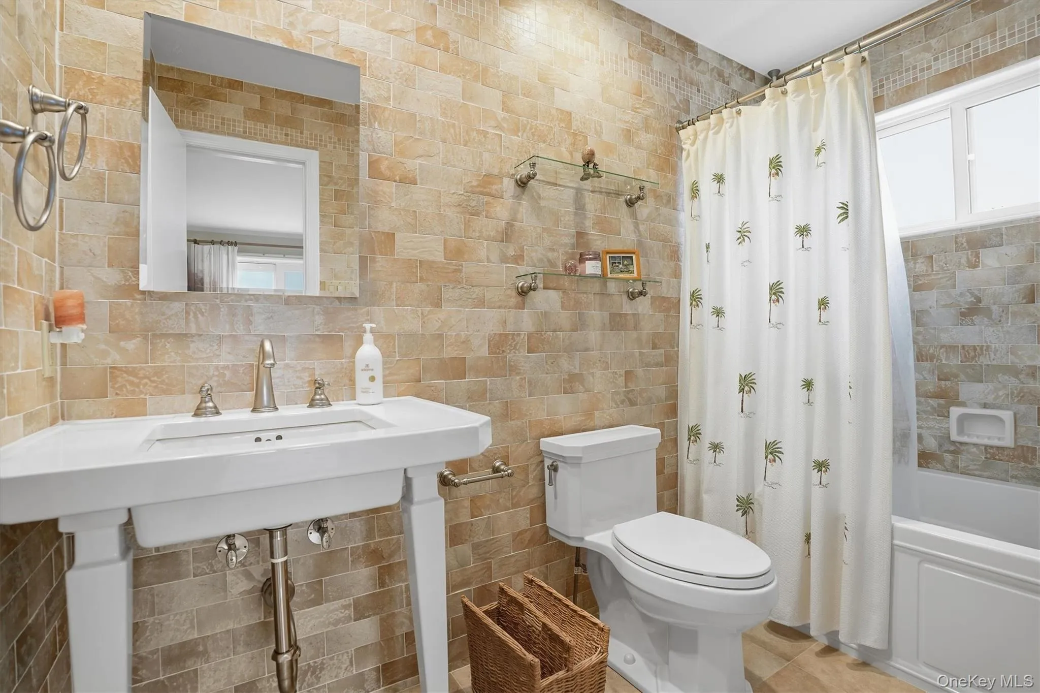 Spacious bath Spacious bath