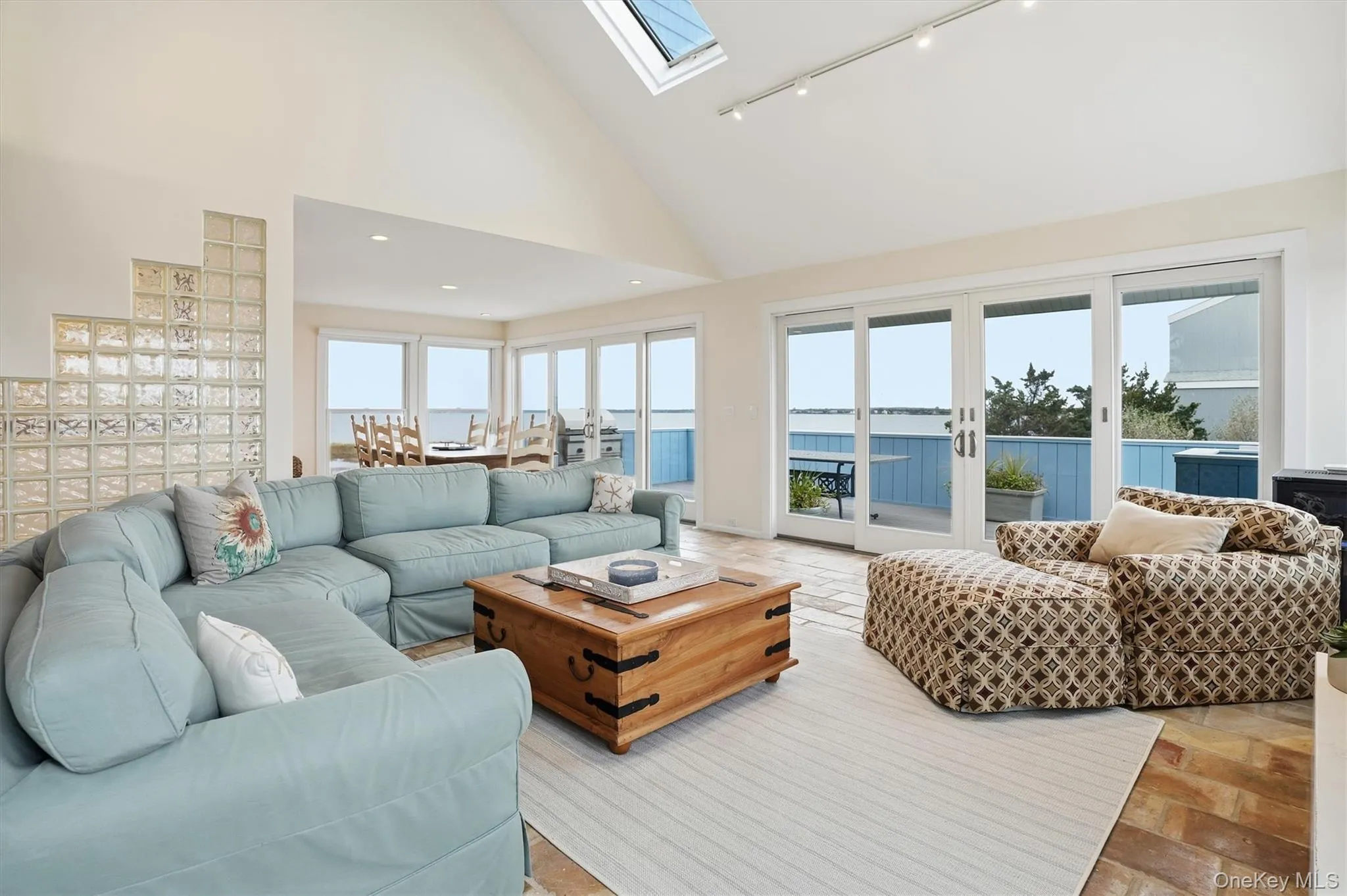 Spacious living room with fireplace and dramatic bayviews Spacious living room with fireplace and dramatic bayviews