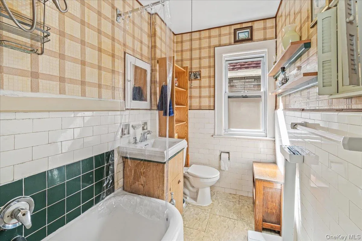 35-29 91st Street, New York, NY, 5 Bedrooms Bedrooms, 10 Rooms Rooms,3 BathroomsBathrooms,Residential,For Rent,91st,0,978208 35-29 91st Street, New York, NY, 5 Bedrooms Bedrooms, 10 Rooms Rooms,3 BathroomsBathrooms,Residential,For Rent,91st,0,978208