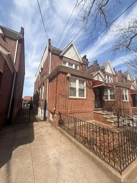 52-30 62nd Street, New York, NY, 4 Bedrooms Bedrooms, 6 Rooms Rooms,2 BathroomsBathrooms,Residential,For Rent,62nd,0,978254 52-30 62nd Street, New York, NY, 4 Bedrooms Bedrooms, 6 Rooms Rooms,2 BathroomsBathrooms,Residential,For Rent,62nd,0,978254