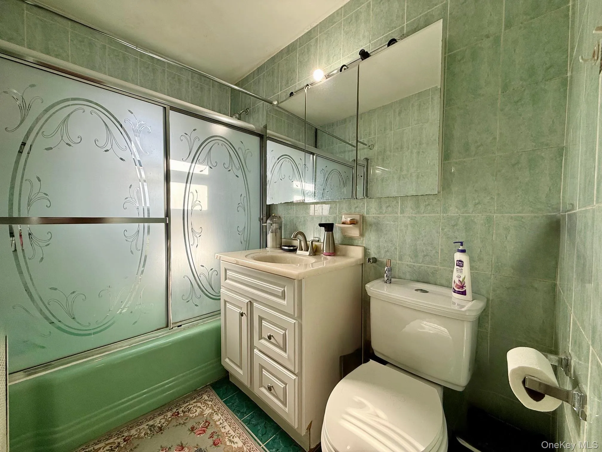 Original bathroom with elegant floor tiles, second bathtub Original bathroom with elegant floor tiles, second bathtub